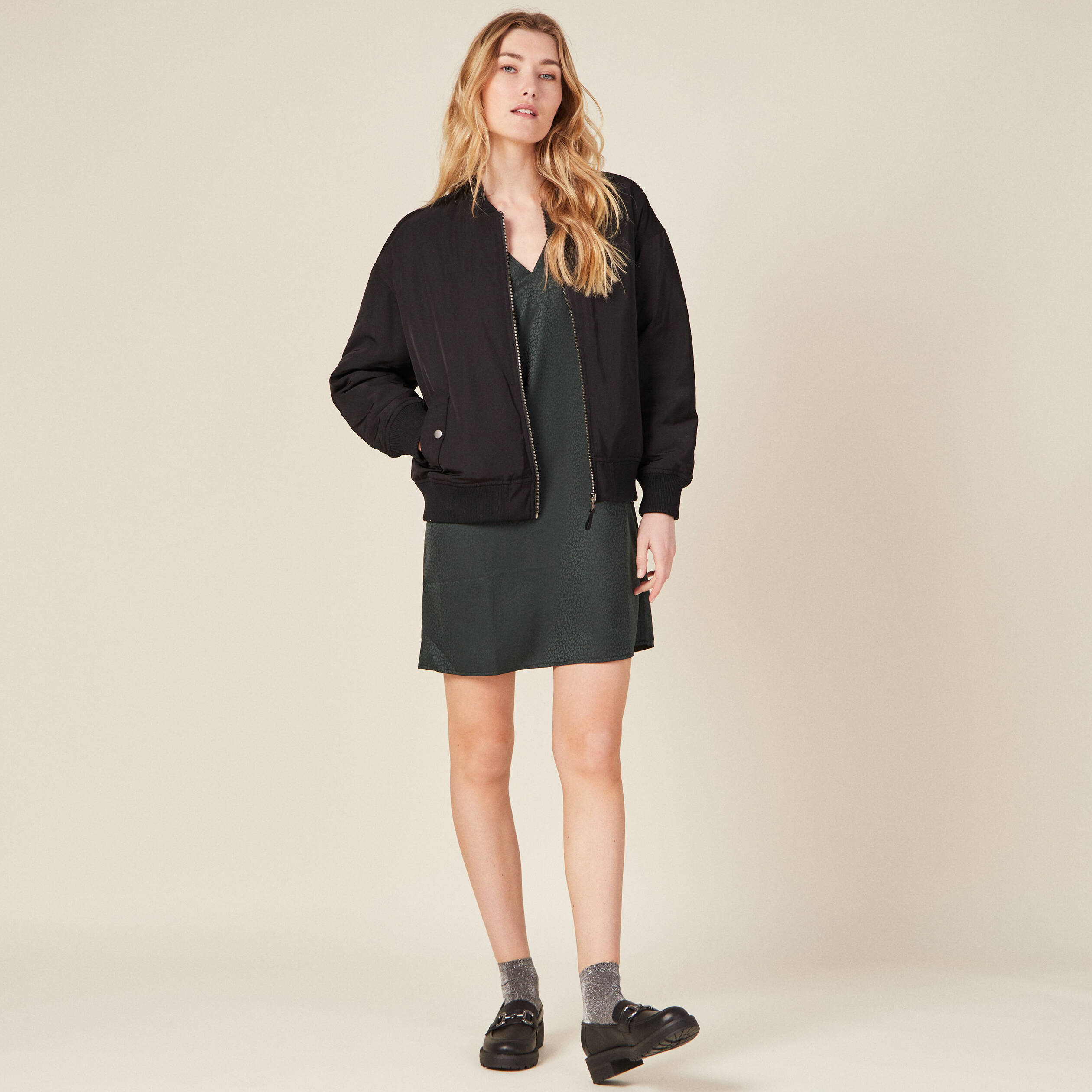 robe droite col en v satin vert fonce femme Robe droite col en V satin vert foncé femme