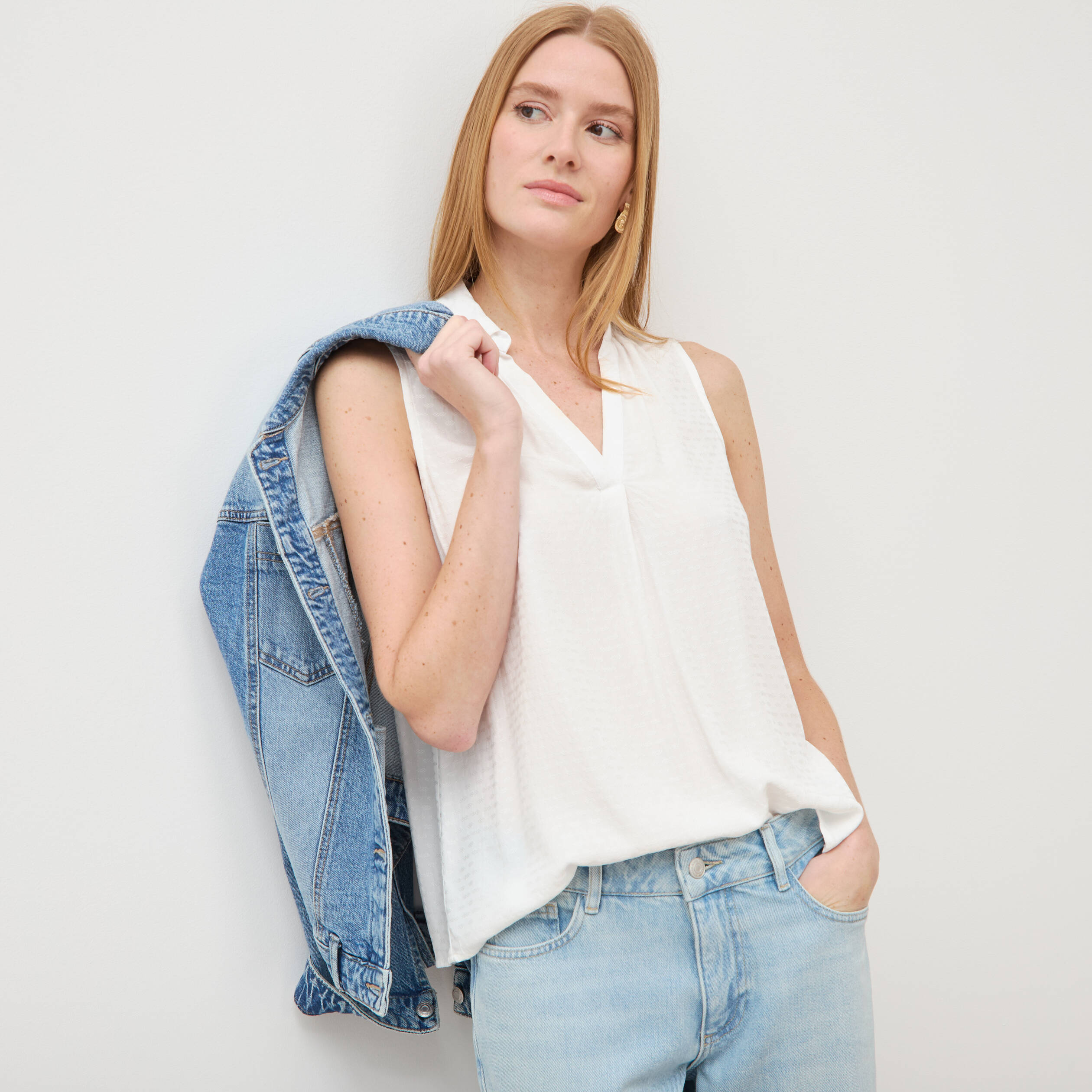 Top sans manches col tailleur ecru femme