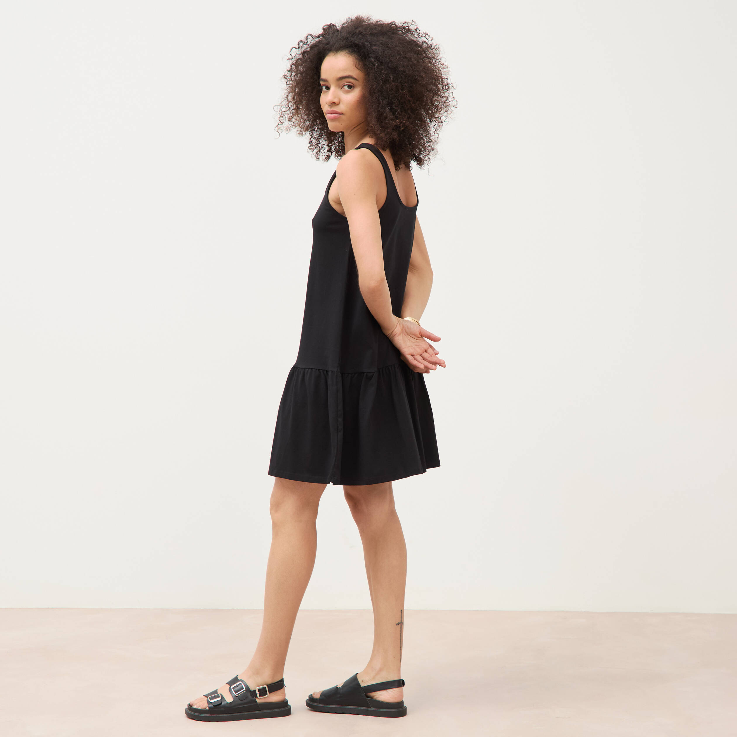 Robe sans manches en maille col carr&eacute; noir femme