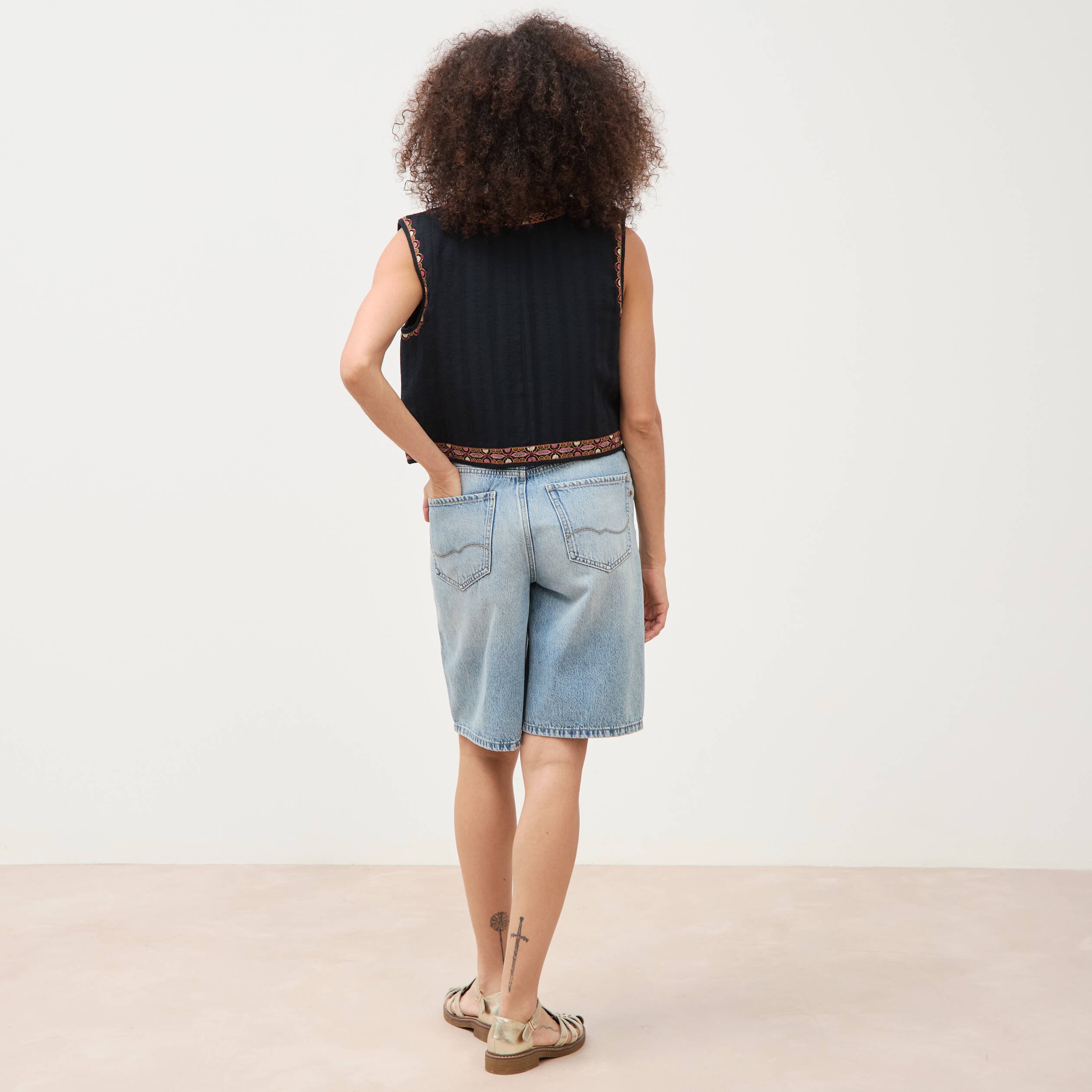 Gilet droit court sans manches doubl&eacute; noir femme