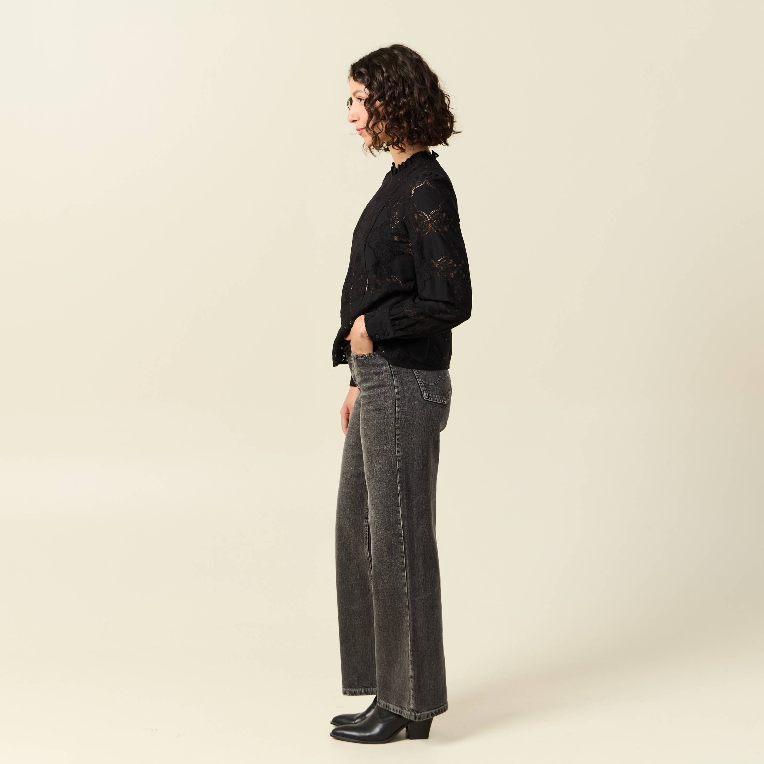 Blouse cintr&eacute;e dentelle manches longues noir femme