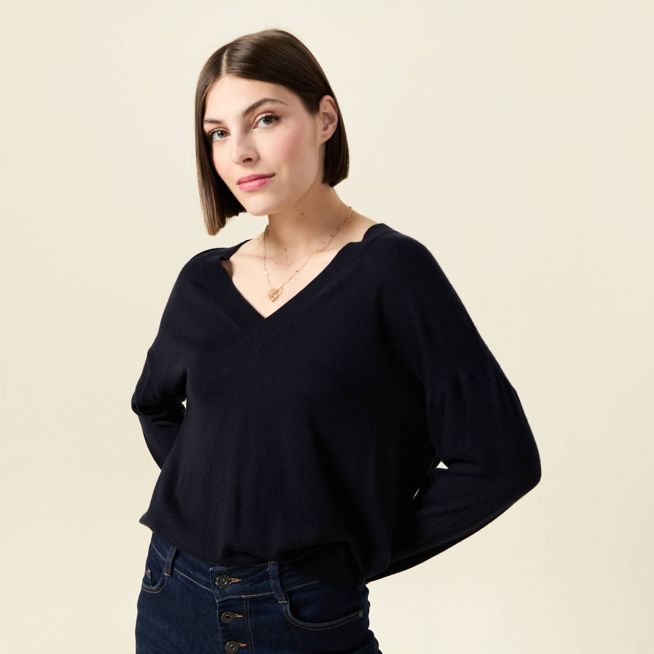 Pull fin col V manches longues bleu fonc&eacute; femme