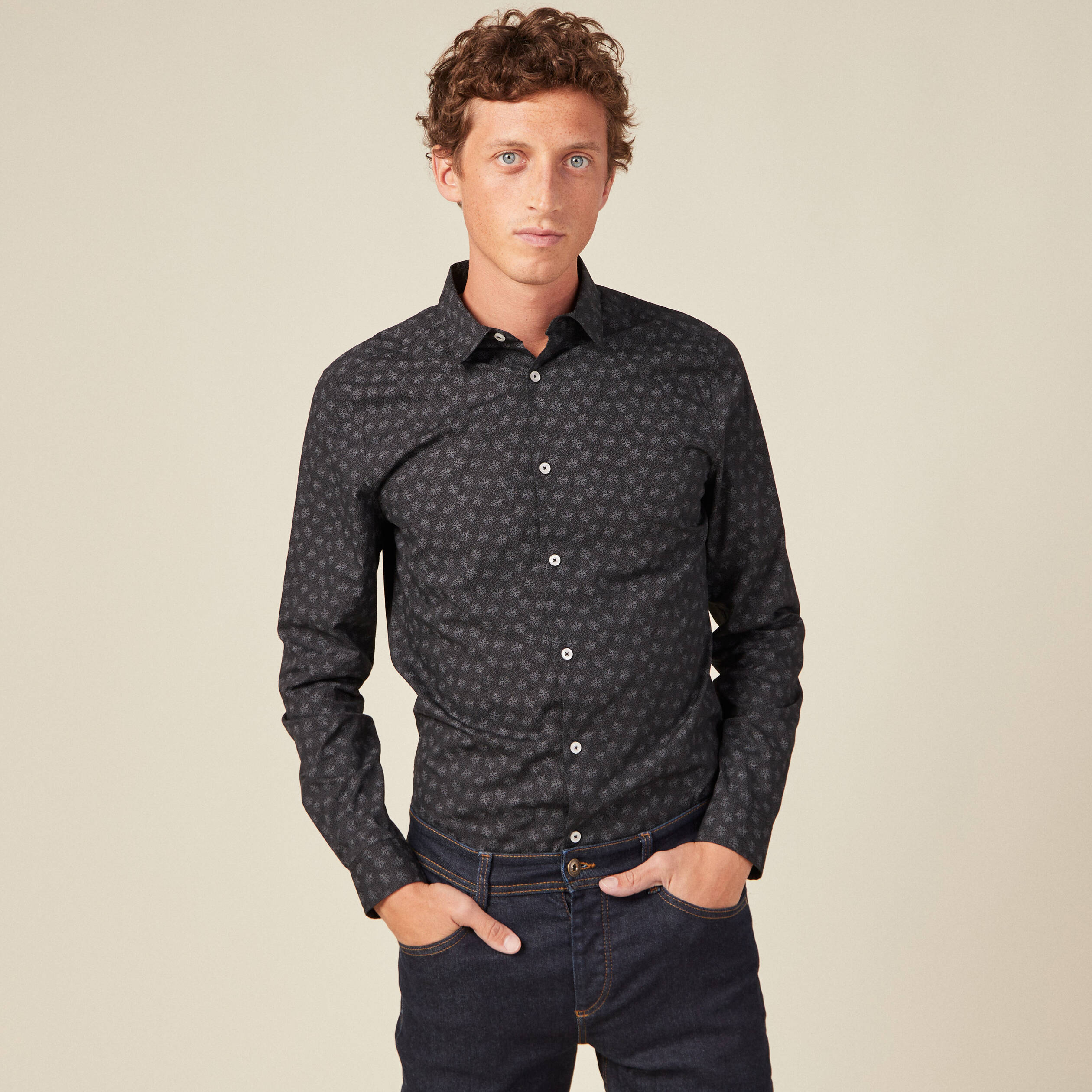Chemise cintr&eacute;e en coton manches longues noir homme