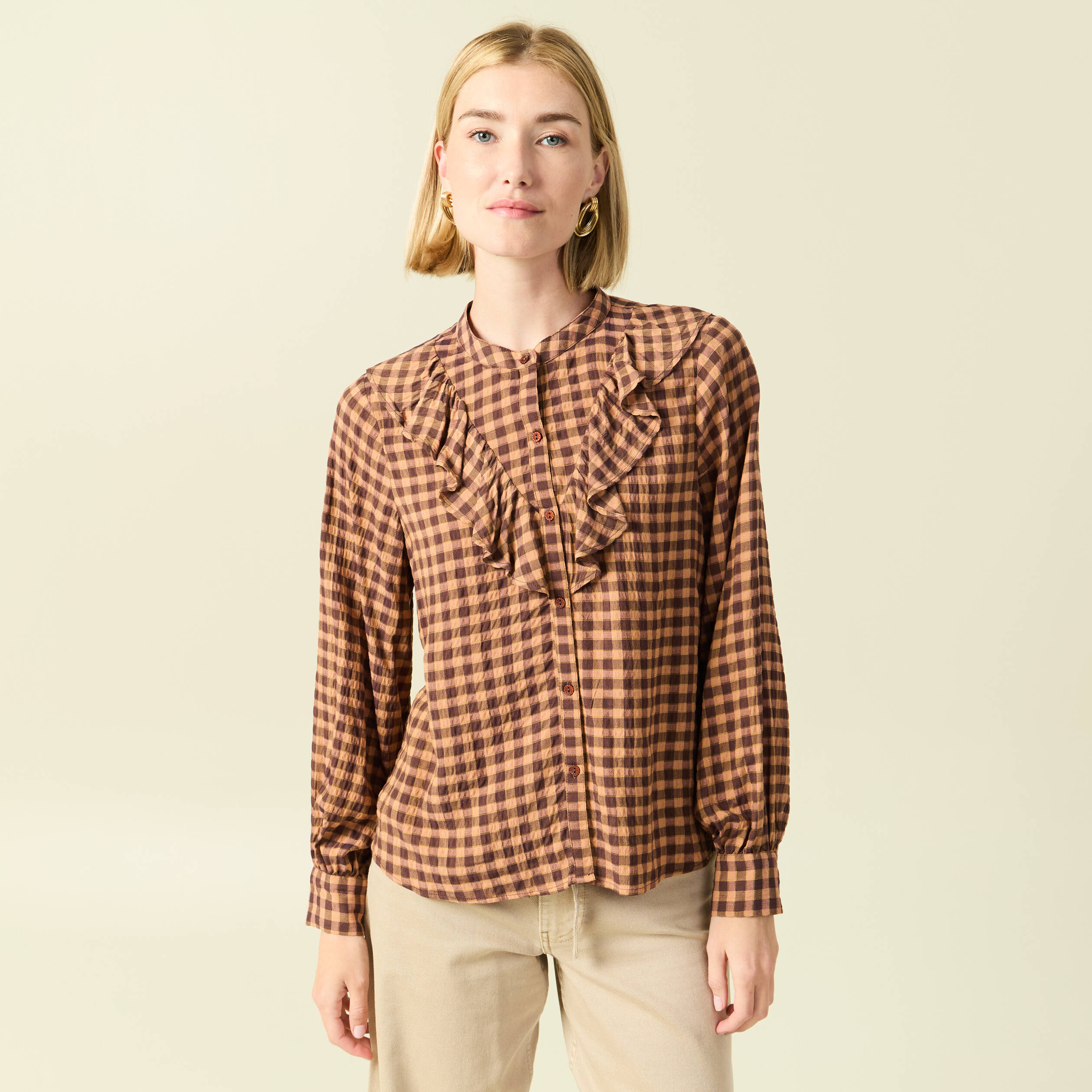 Chemise à Chevrons Marron sur Chemise Blanche