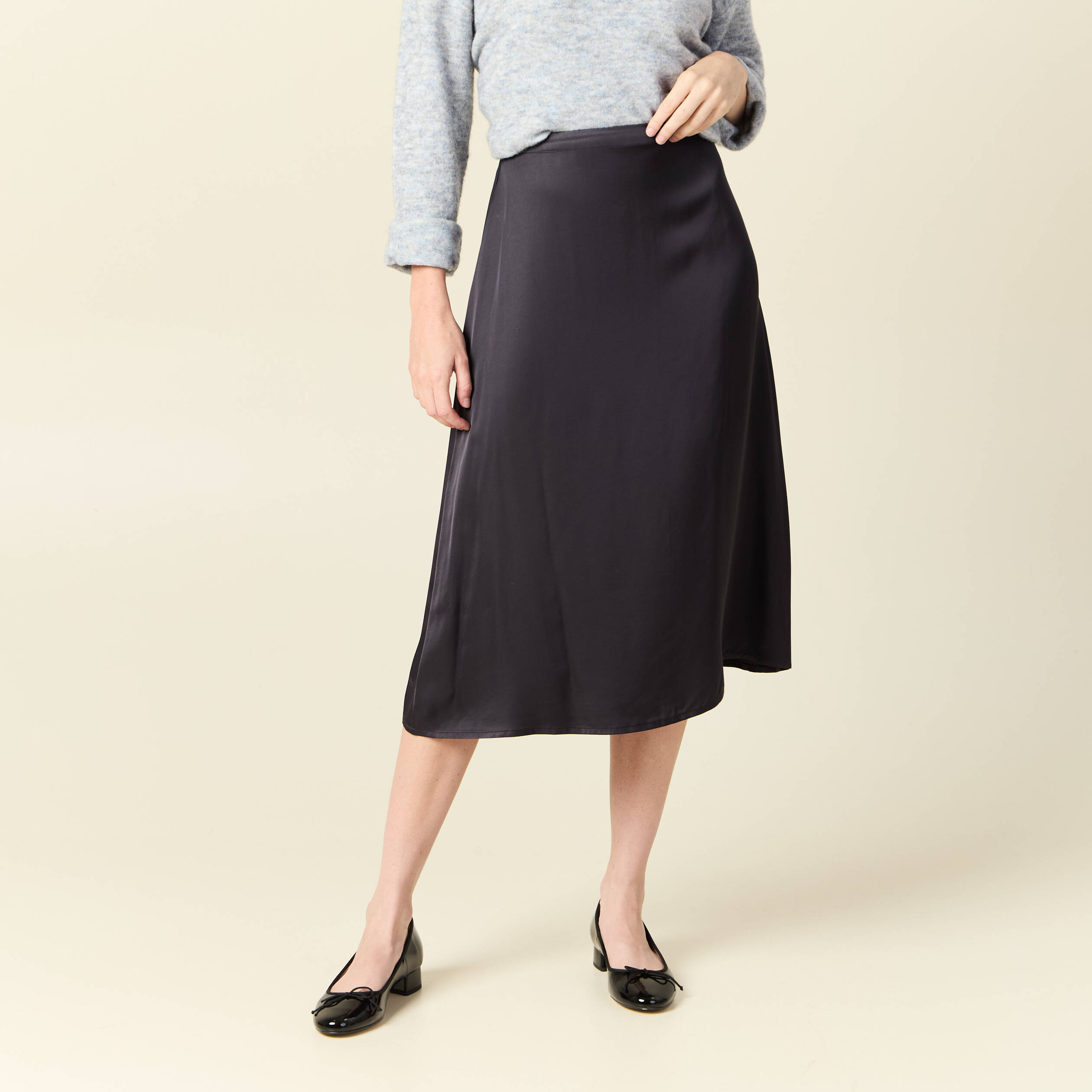 Jupe midi droite satin gris fonc&eacute; femme