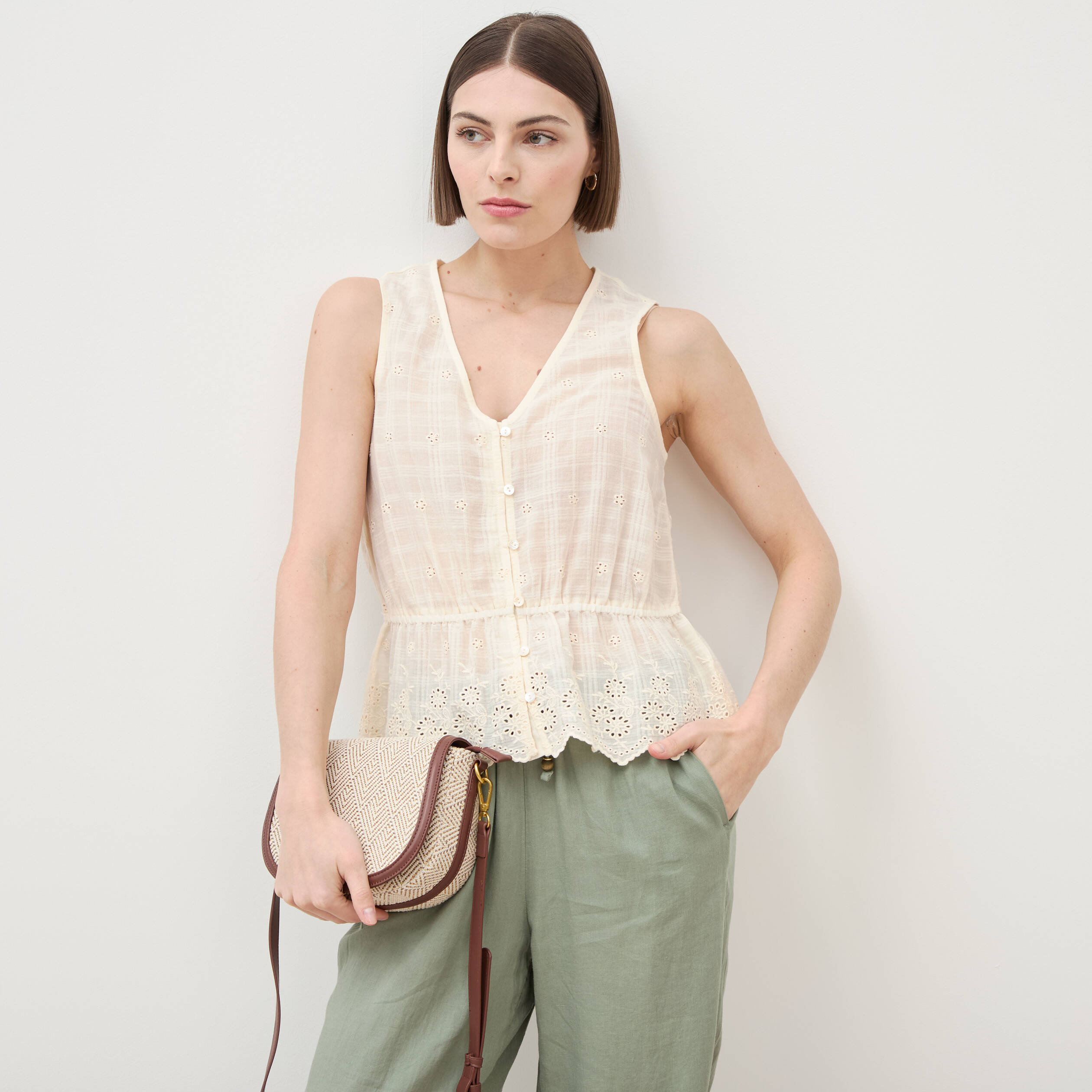 Top col v sans manches en coton creme femme