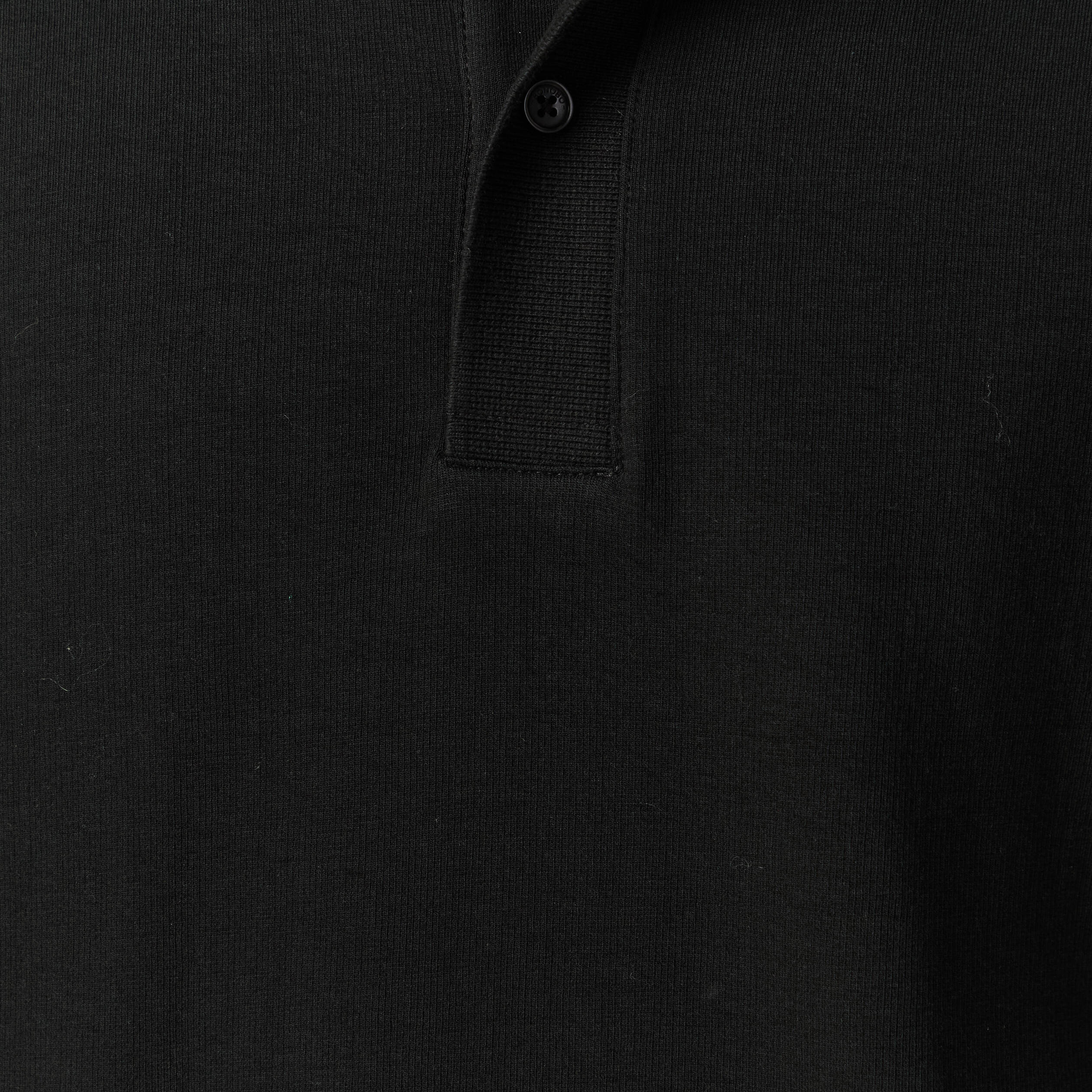 Polo cintr&eacute; manches longues en coton noir homme