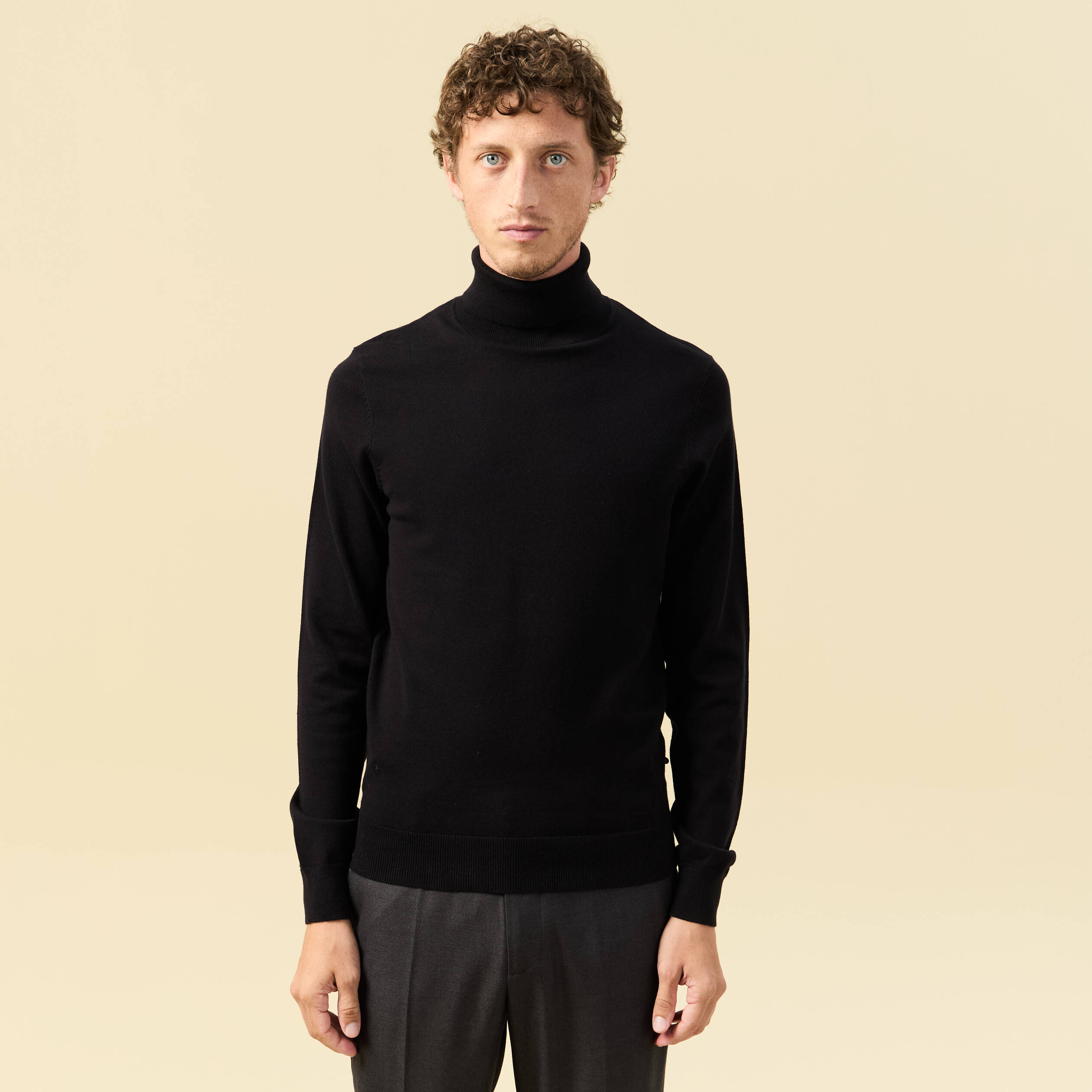 Pull droit court manches longues noir homme