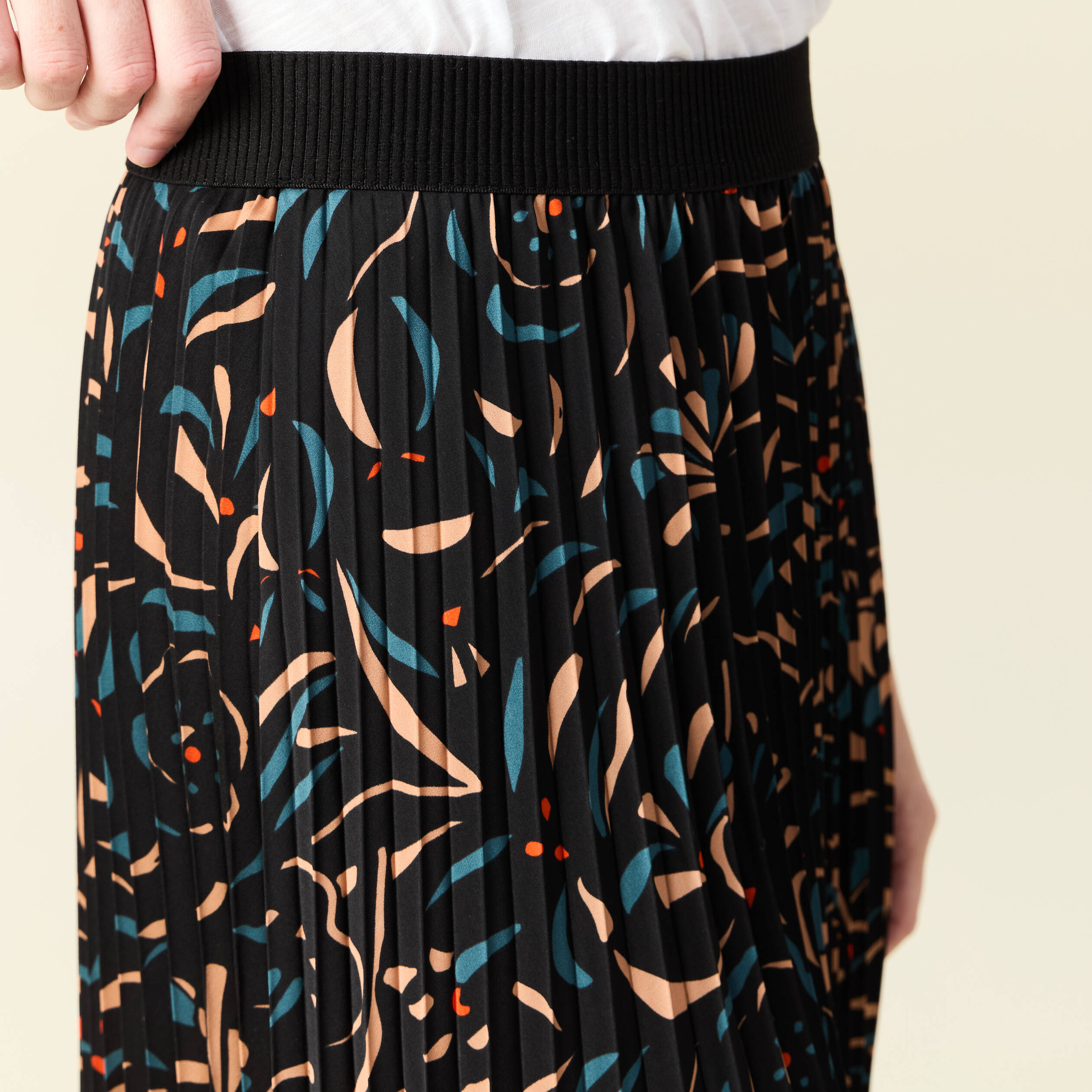 jupe midi evasee plissee noir femme Jupe midi évasée plissée noir femme