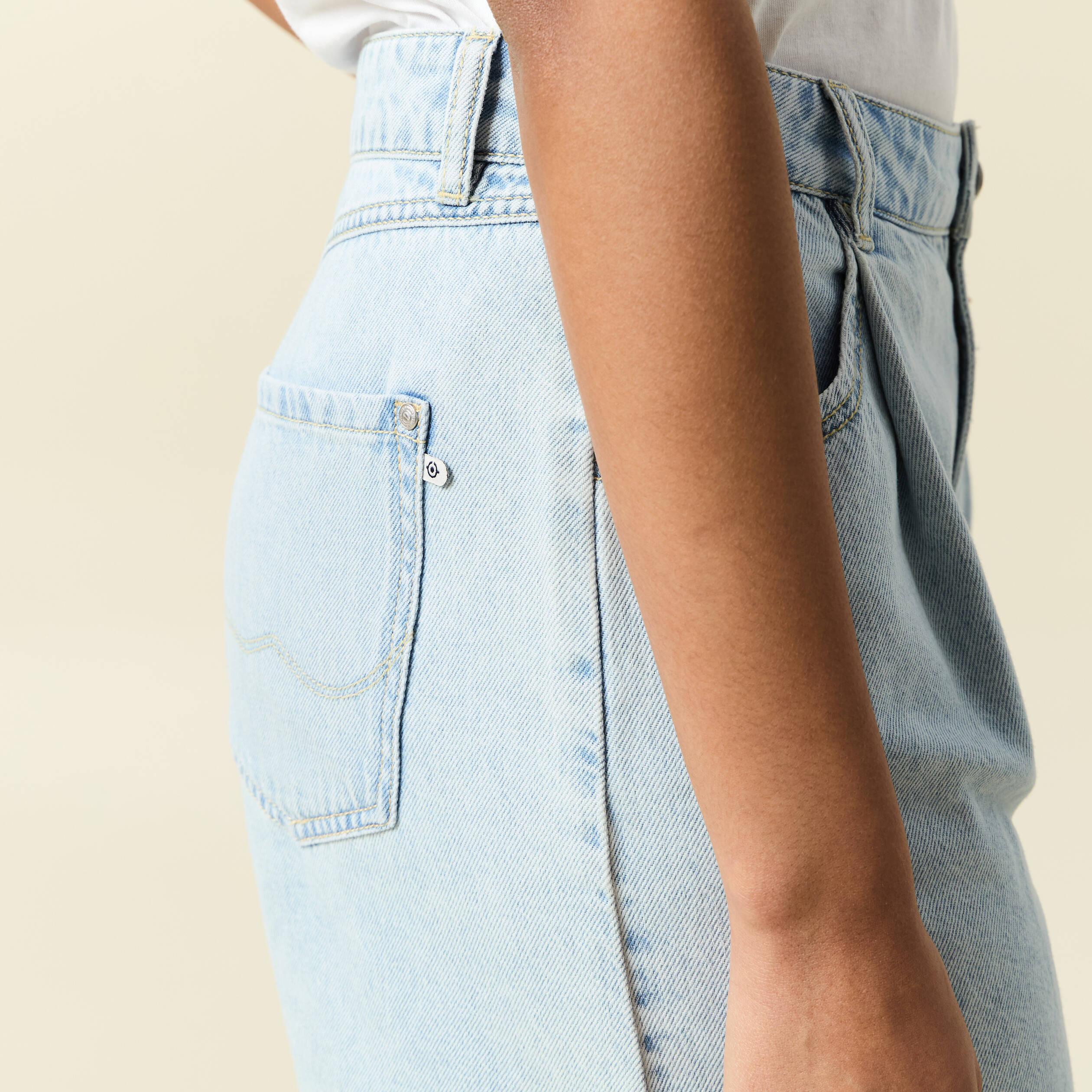 Short droit en jean &agrave; pinces denim bleach femme