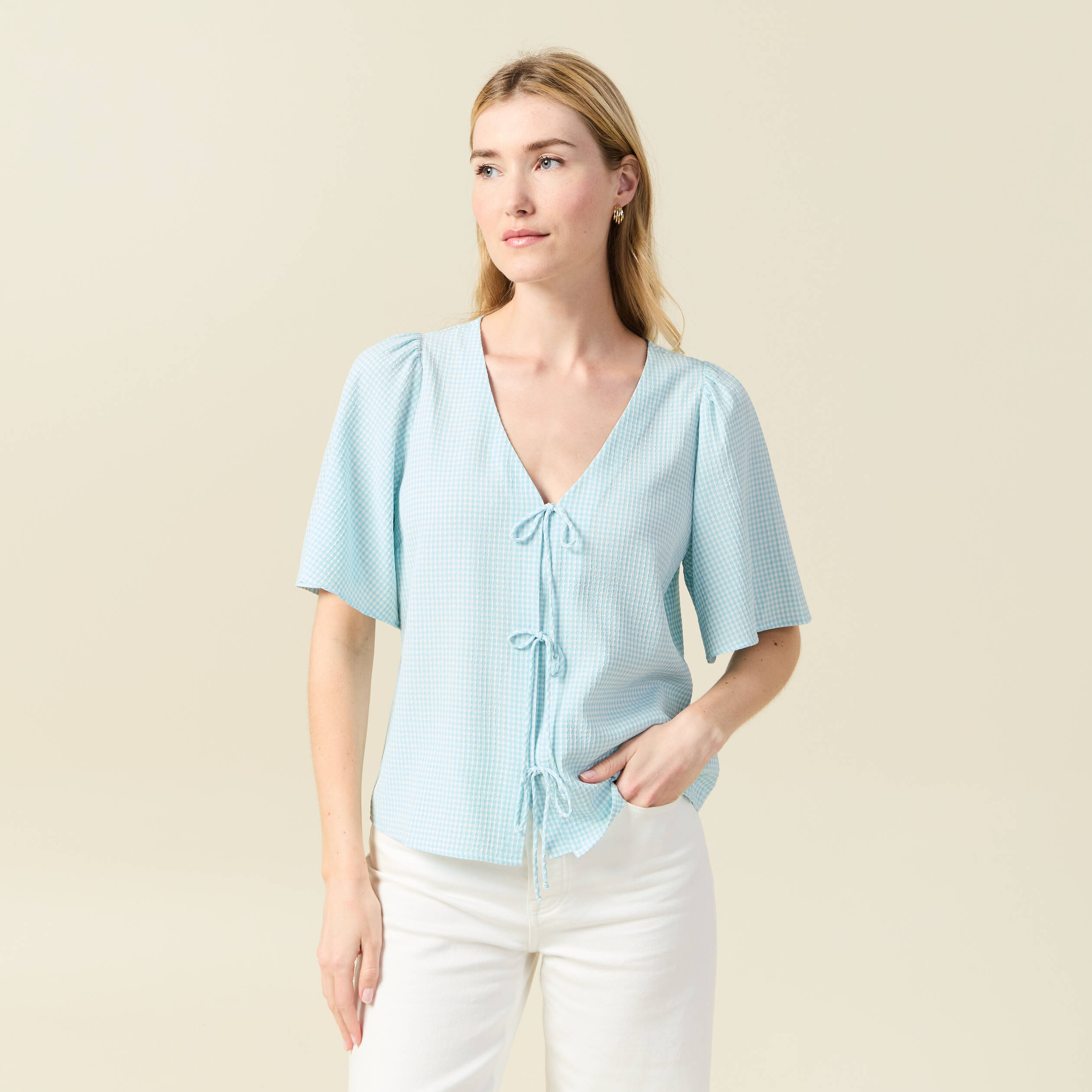 Blouse manches courtes nou&eacute;e bleu pastel femme