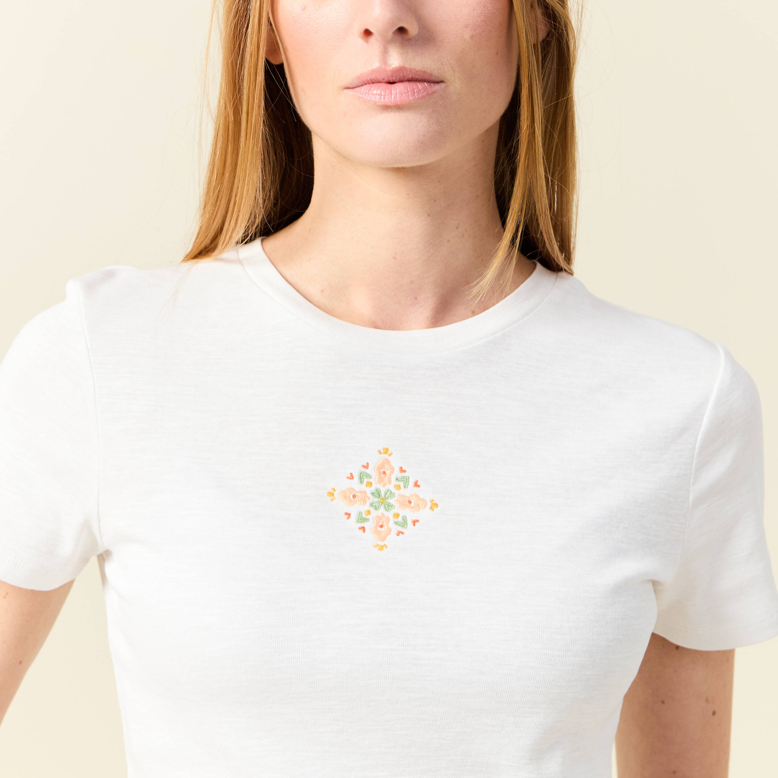 T-shirt ajust&eacute; cropped col rond ivoire femme