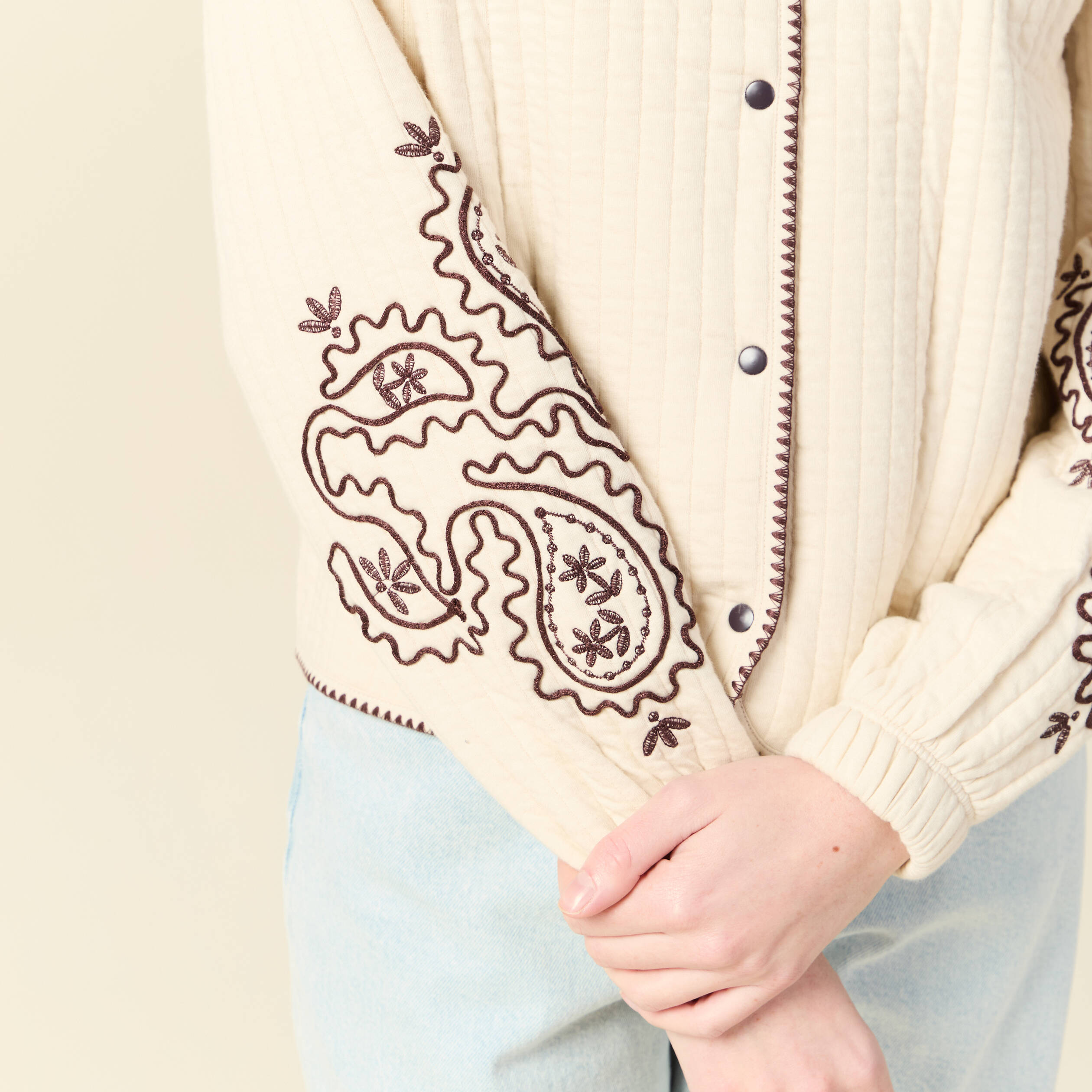 Cardigan droit court col rond brod&eacute; ivoire femme
