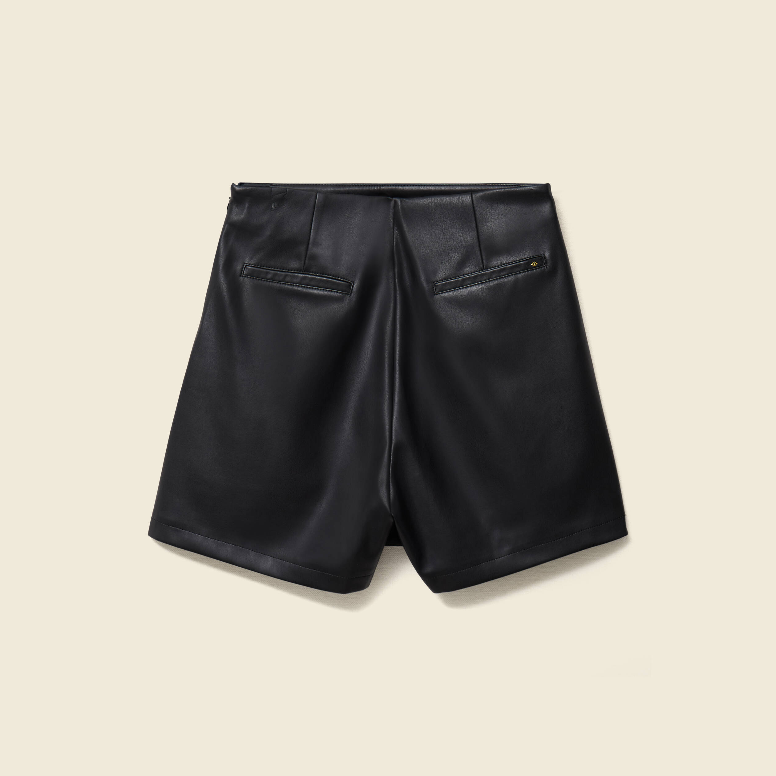 Jupe-short en similicuir doubl&eacute;e noir femme