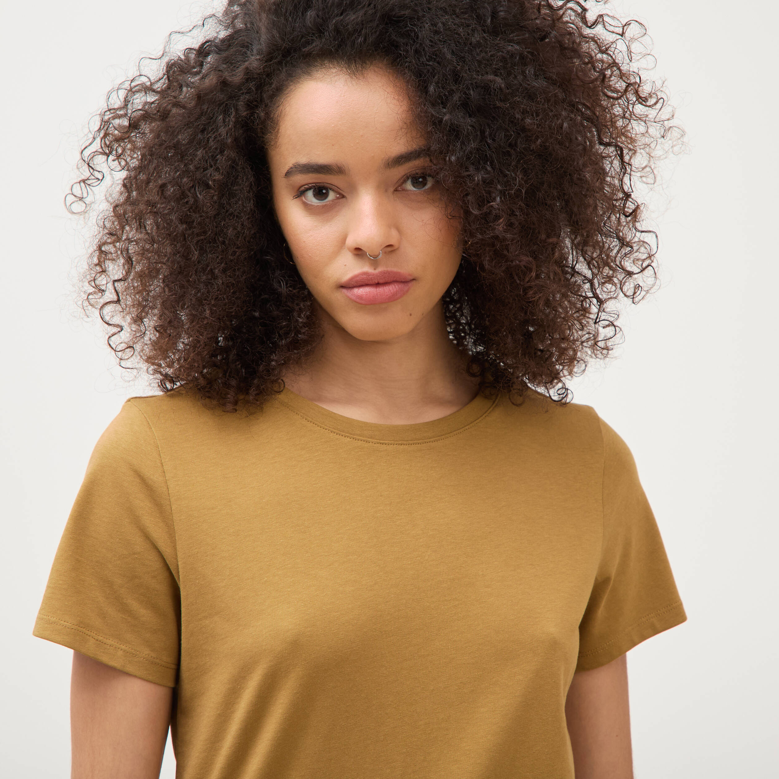 T-shirt cintr&eacute; col rond manches courtes camel femme
