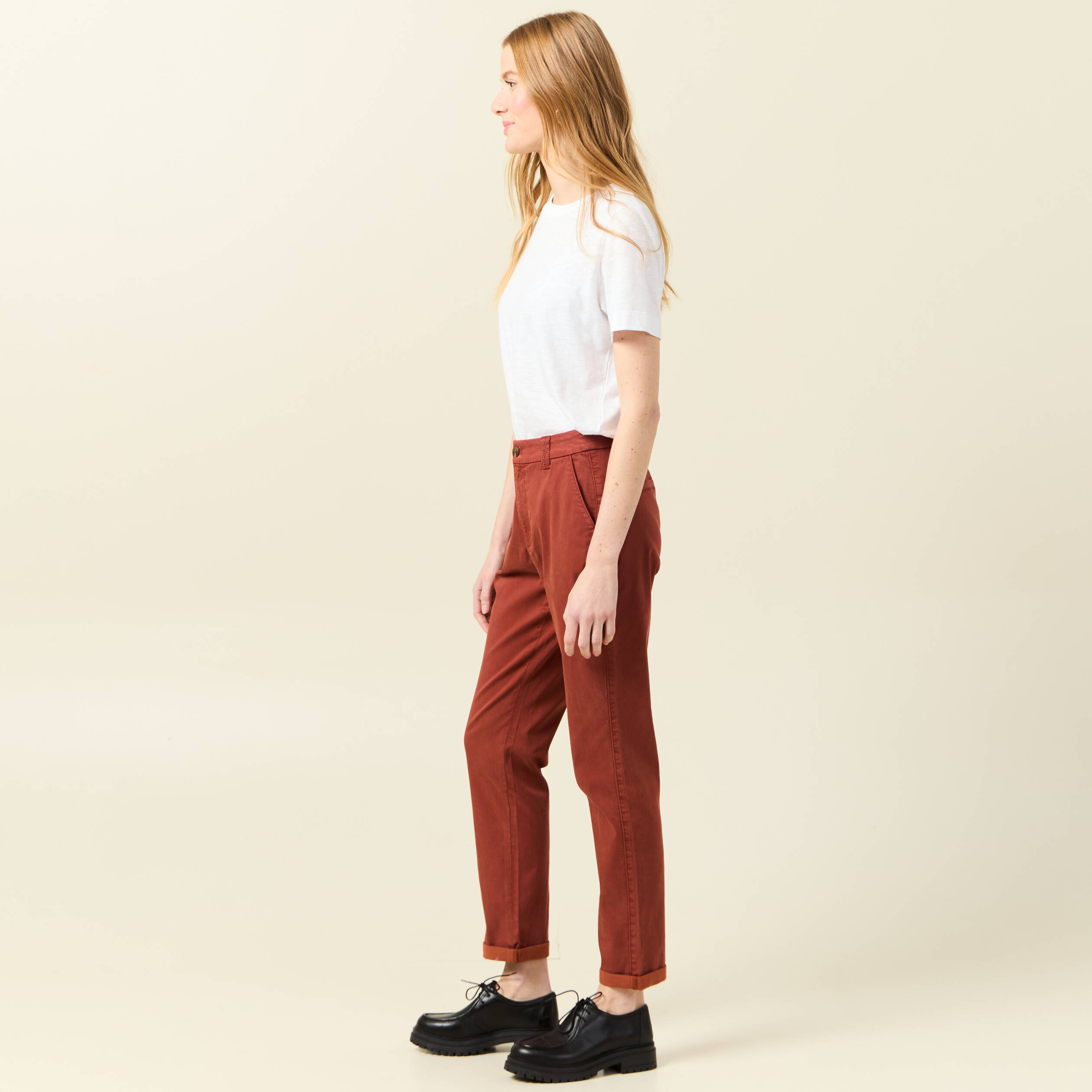 Pantalon chino cigarette rouge fonc&eacute; femme