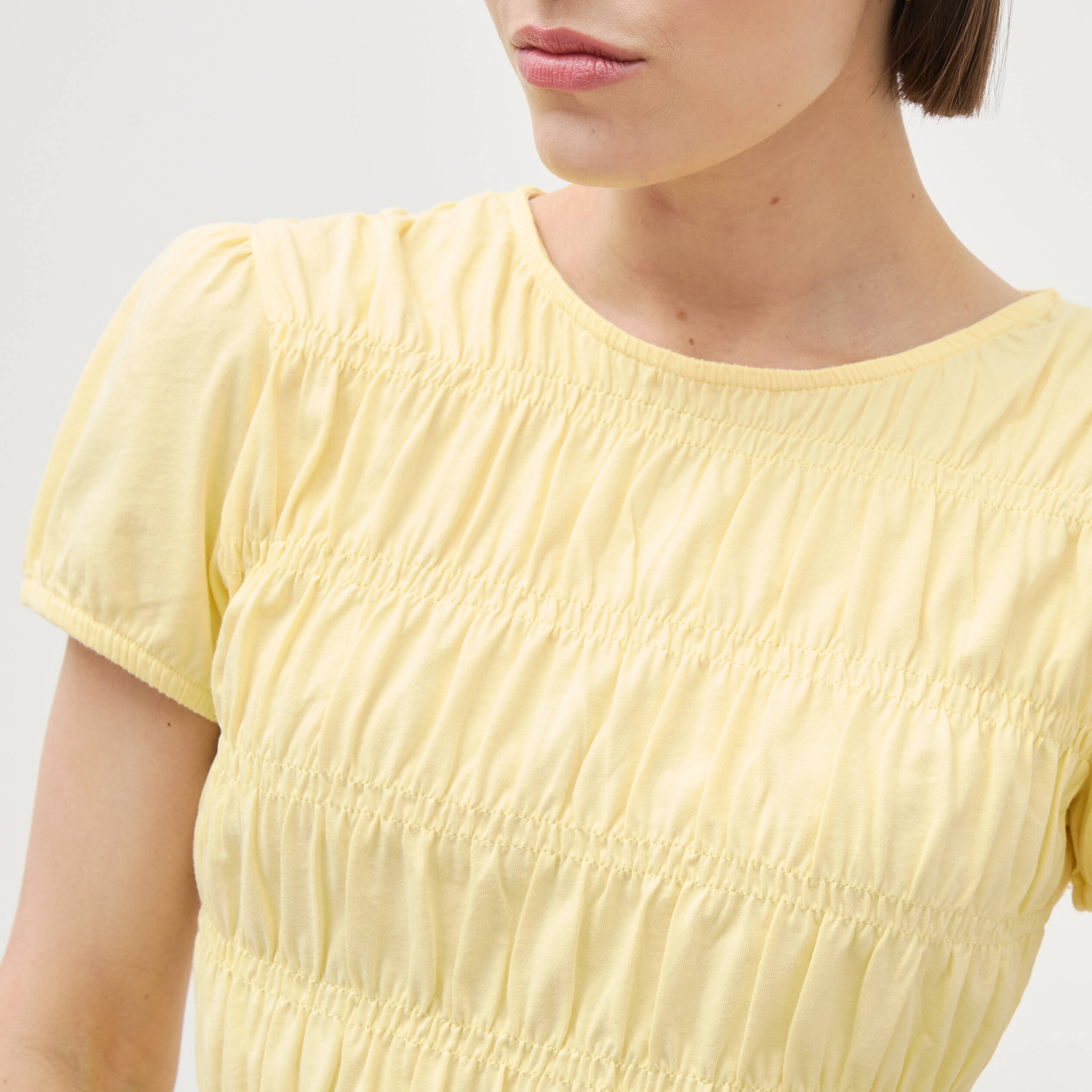 T-shirt fronc&eacute; col rond manches courtes jaune pastel femme