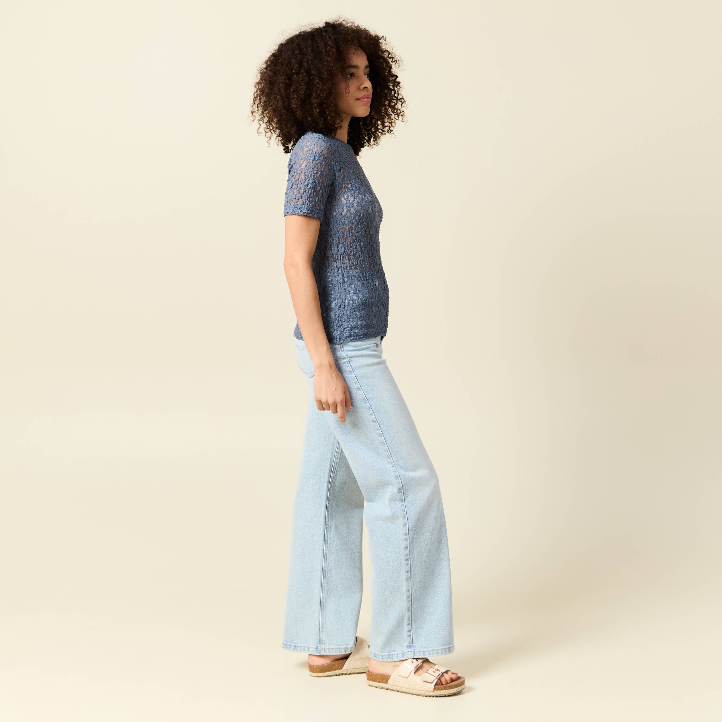 T-shirt cintr&eacute; col rond dentelle bleu gris femme