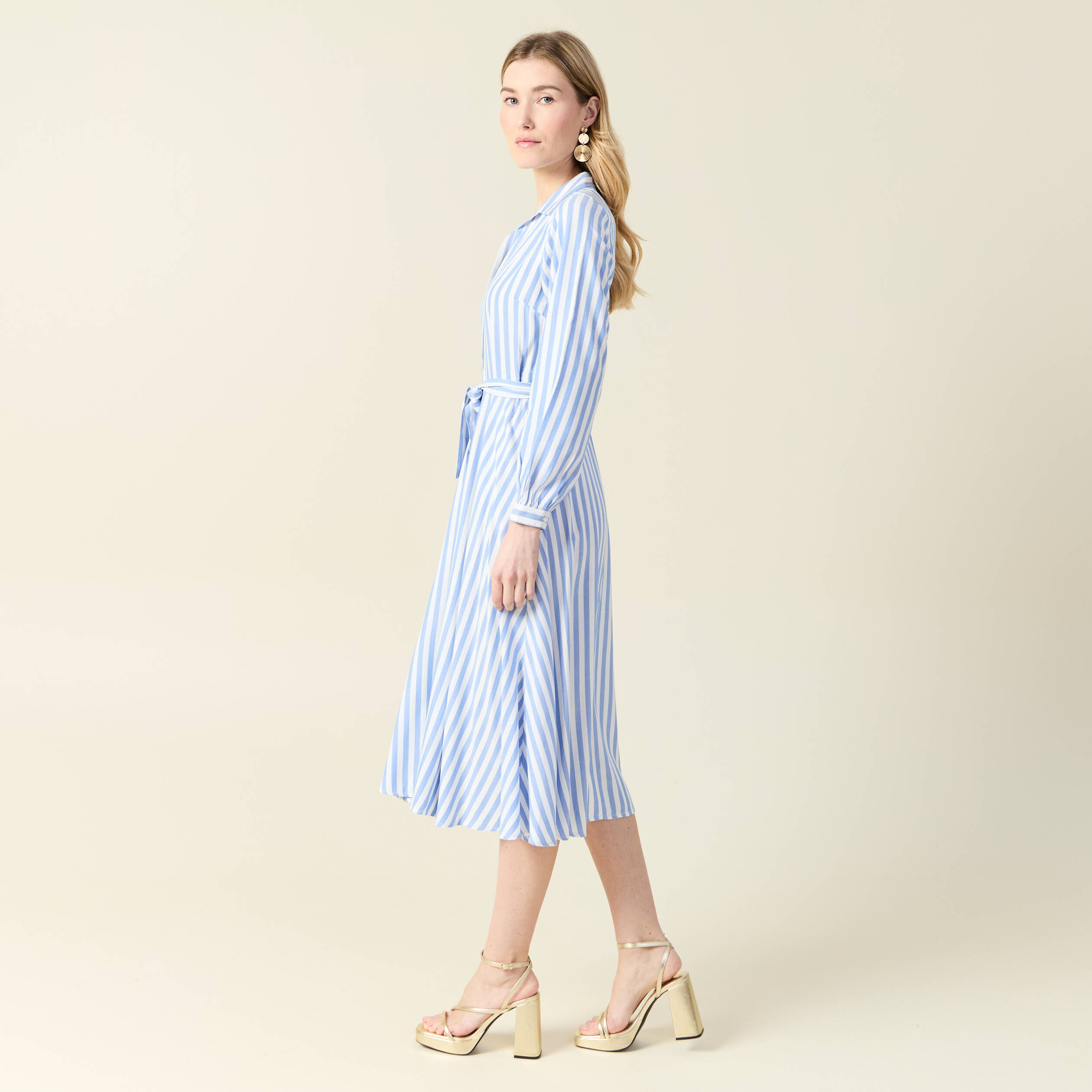 Robe longue &eacute;vas&eacute;e ceintur&eacute;e bleu ciel femme