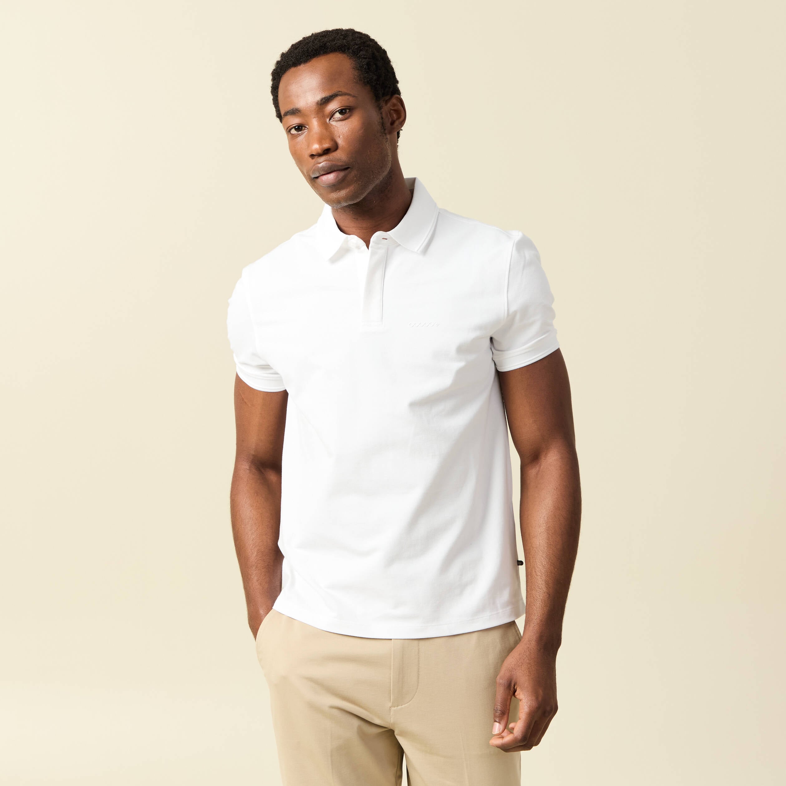 Polo cintr&eacute; manches courtes col polo blanc homme