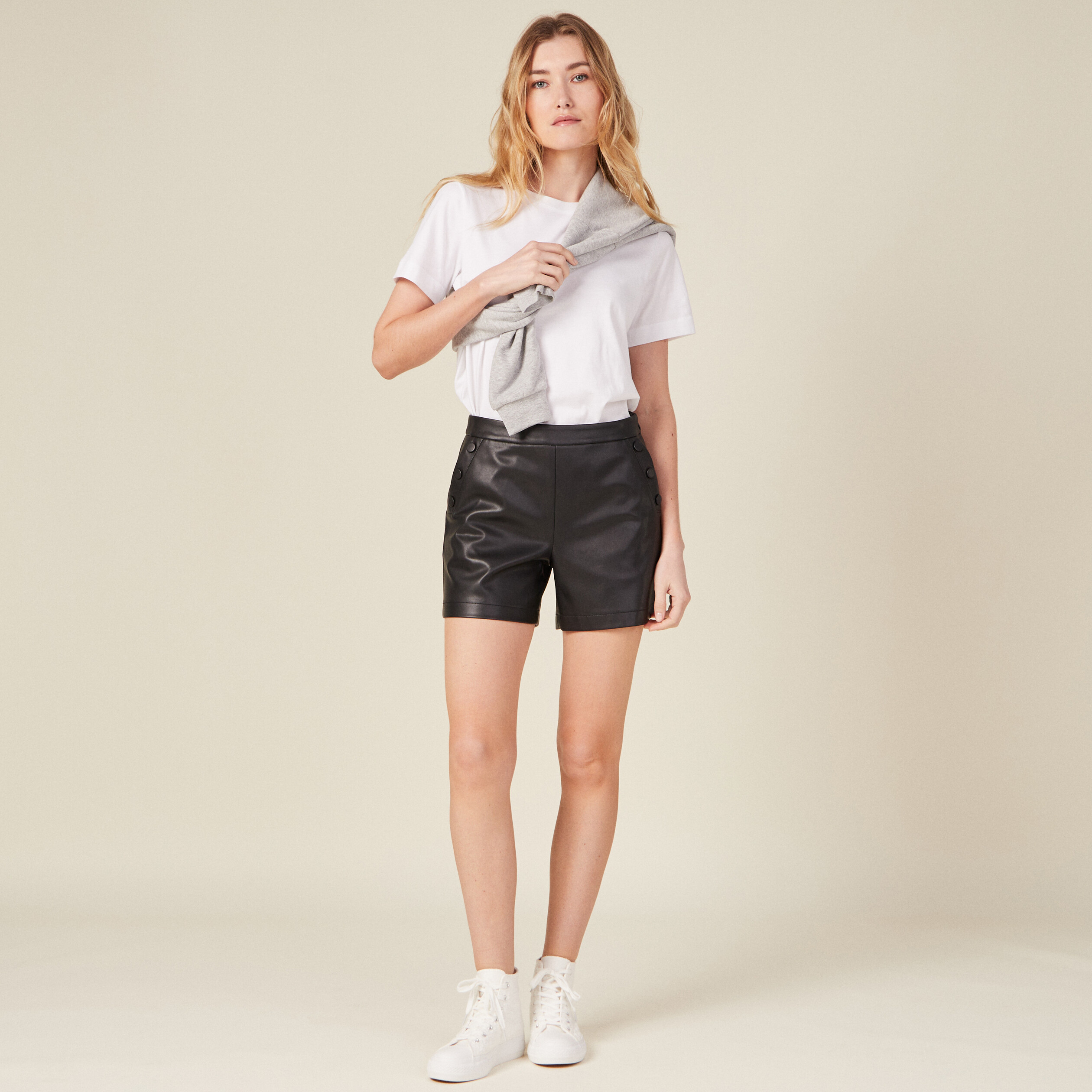 Short droit simili cuir à pont noir femme