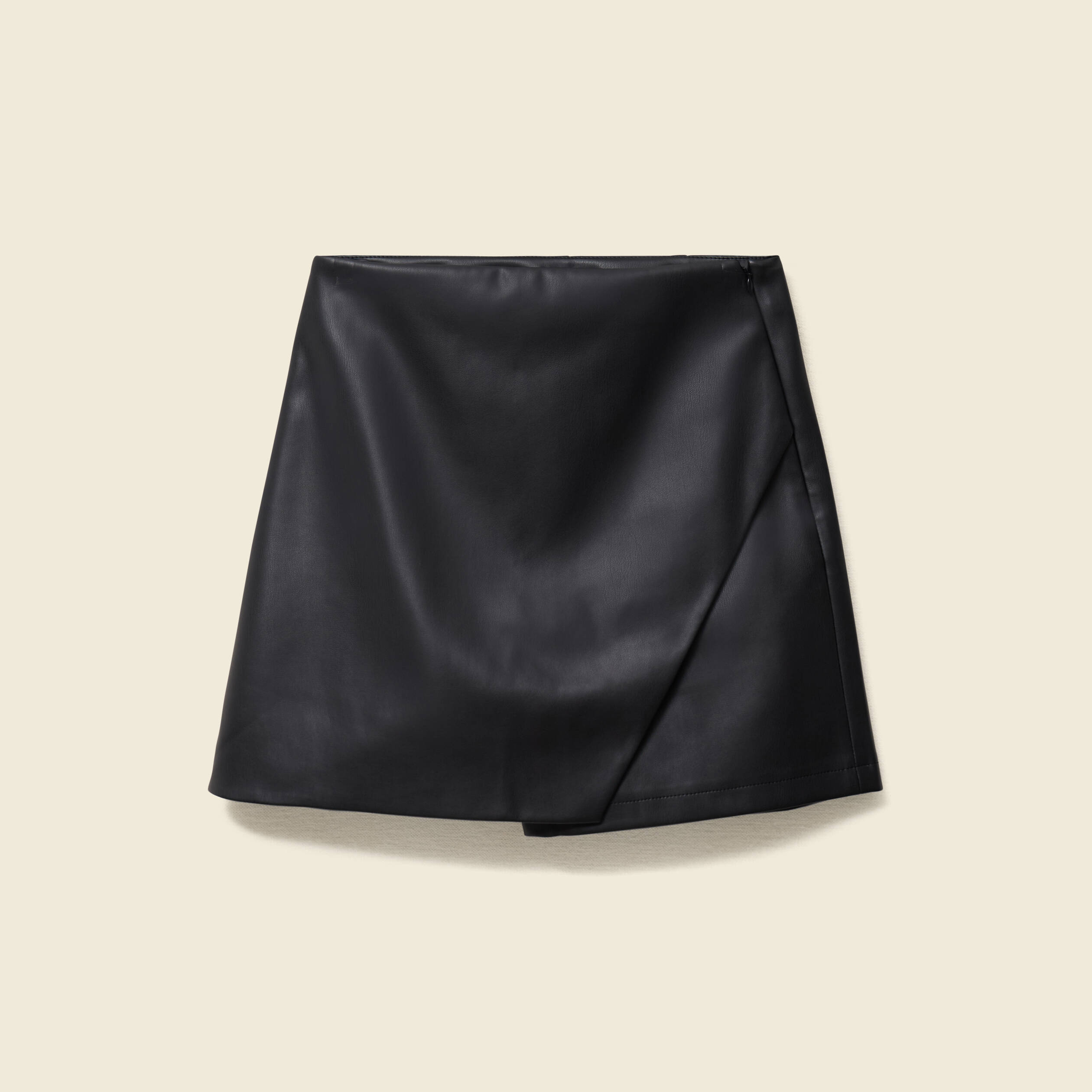 Jupe-short en similicuir doubl&eacute;e noir femme