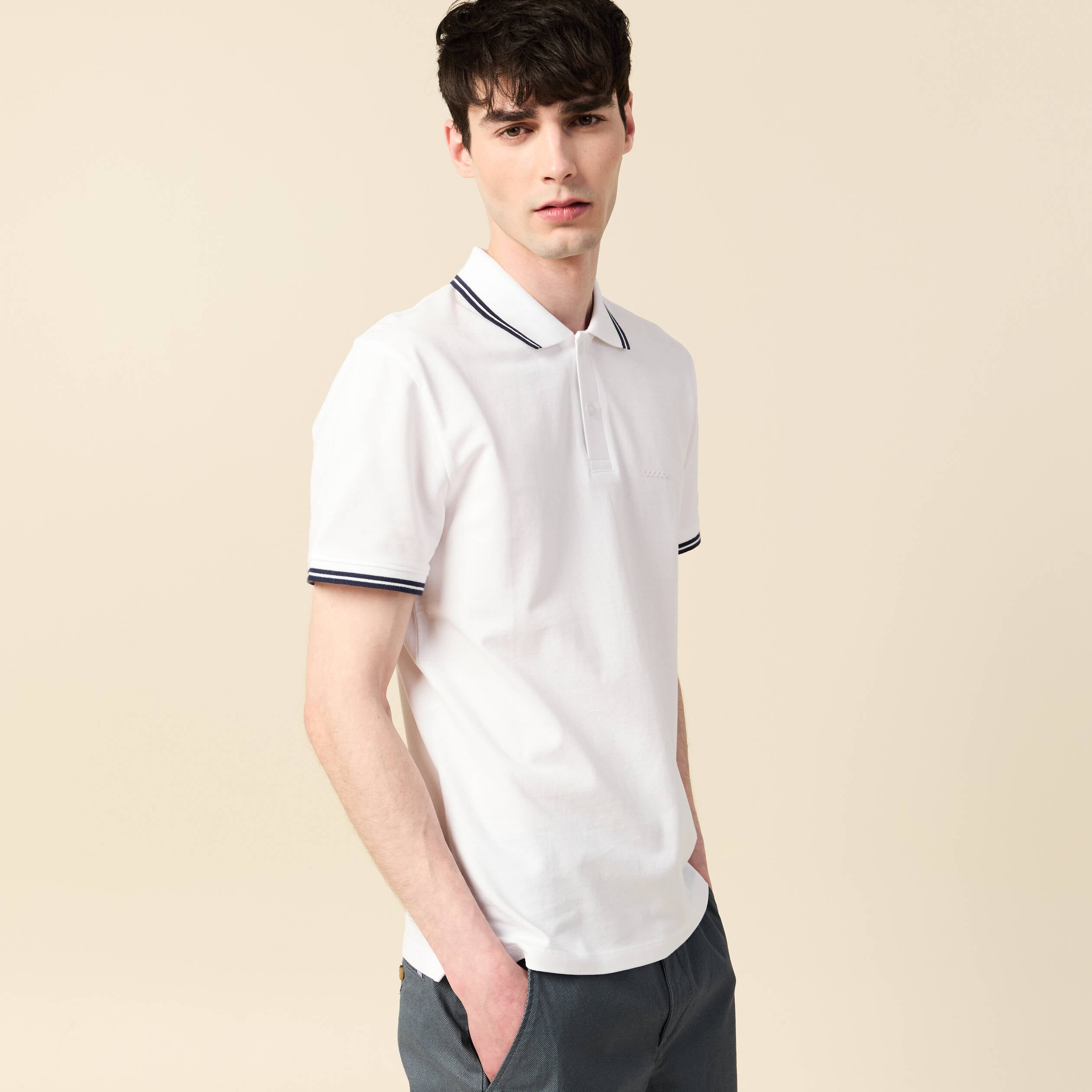 Polo cintr&eacute; en coton manches courtes blanc homme