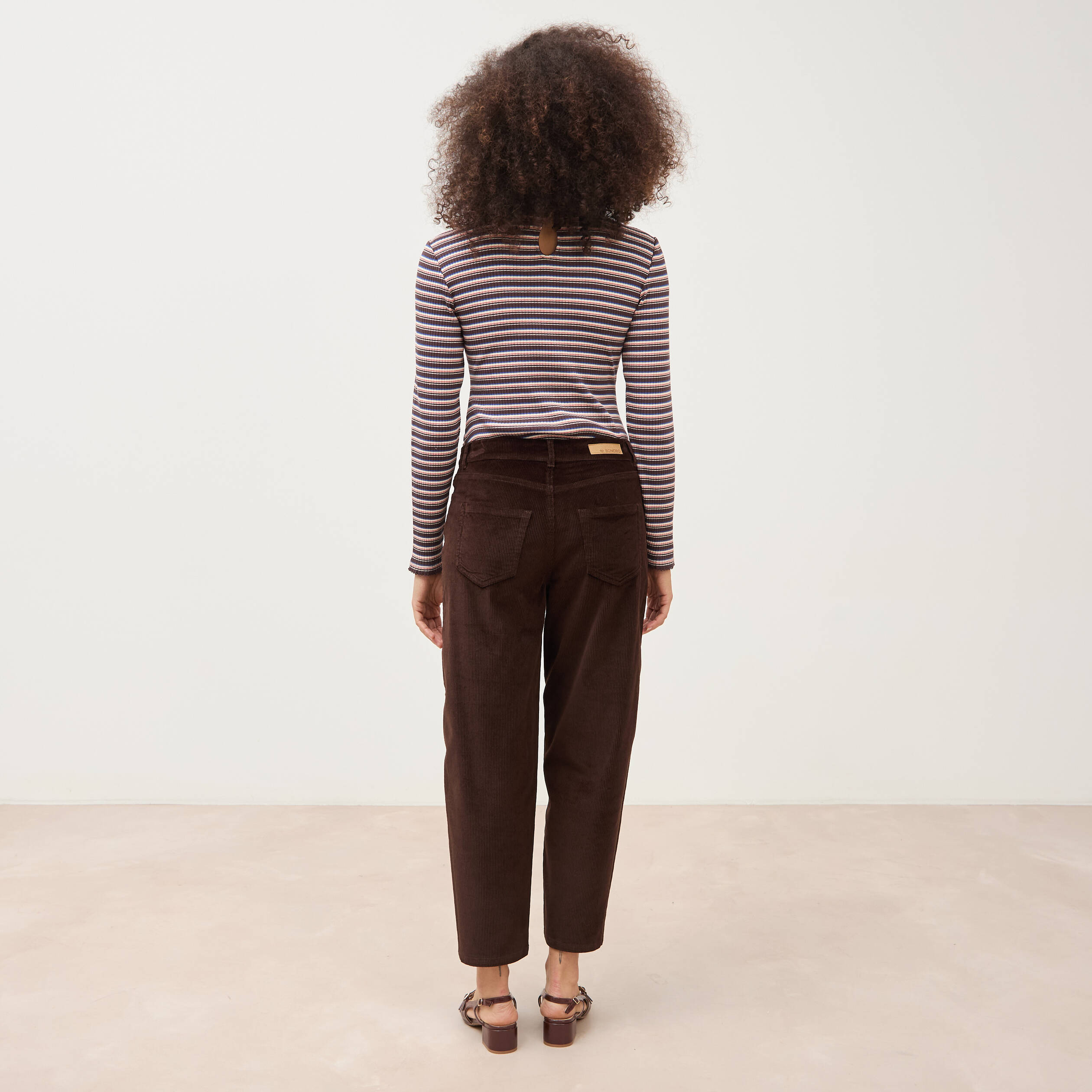 Pantalon taille haute velours resserr&eacute; marron femme