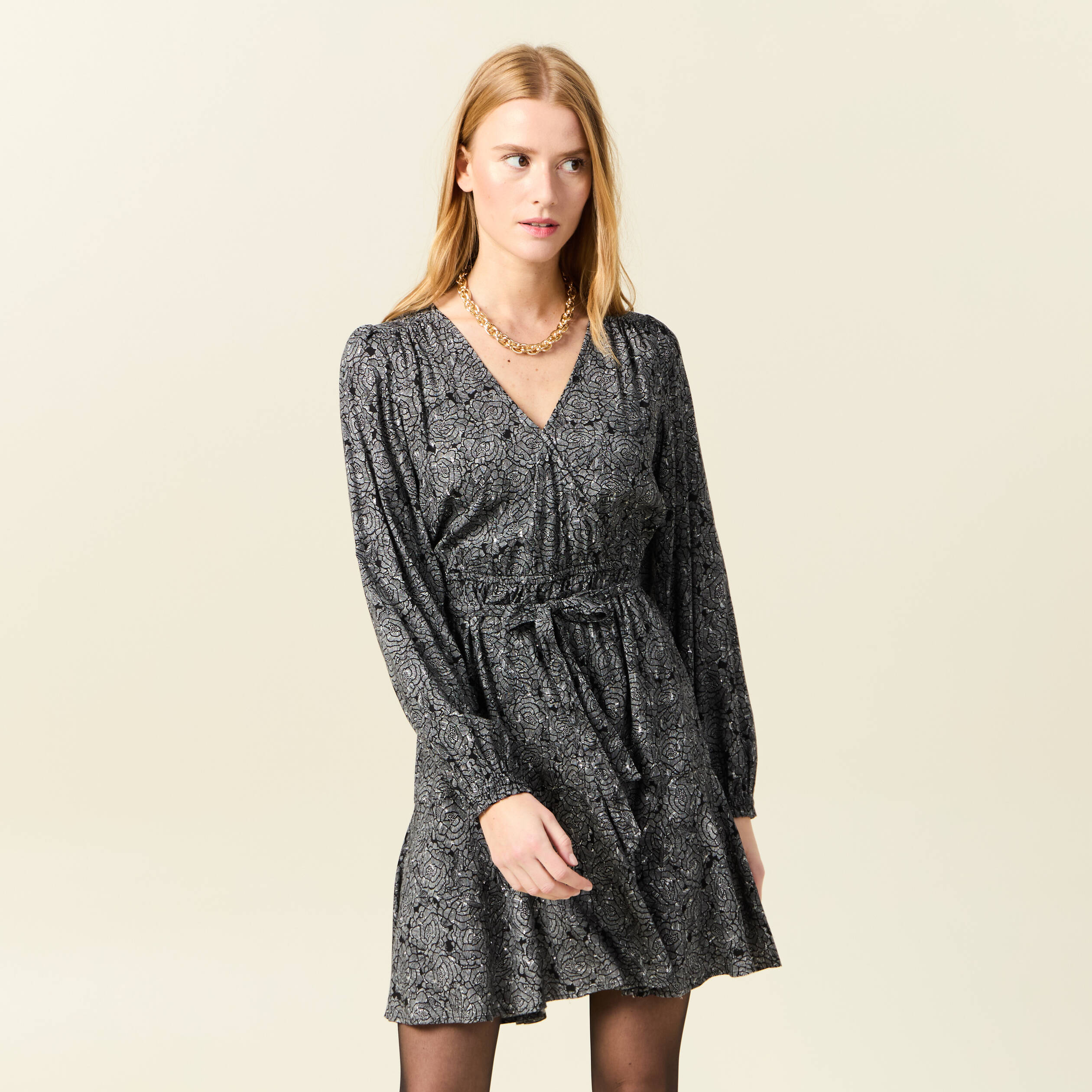 Robe droite courte col v manches longues noir femme