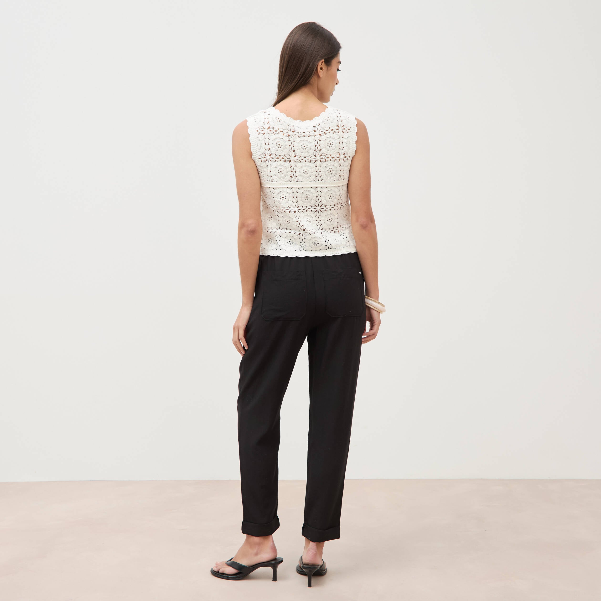 D&eacute;bardeur crochet col rond sans manches ecru femme