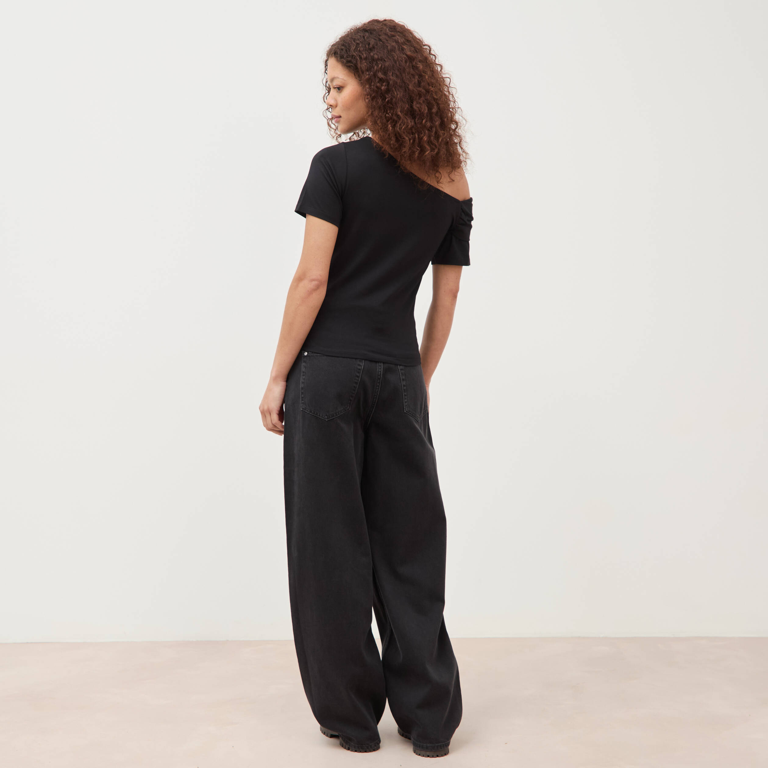 T-shirt ajust&eacute; manches courtes noir femme