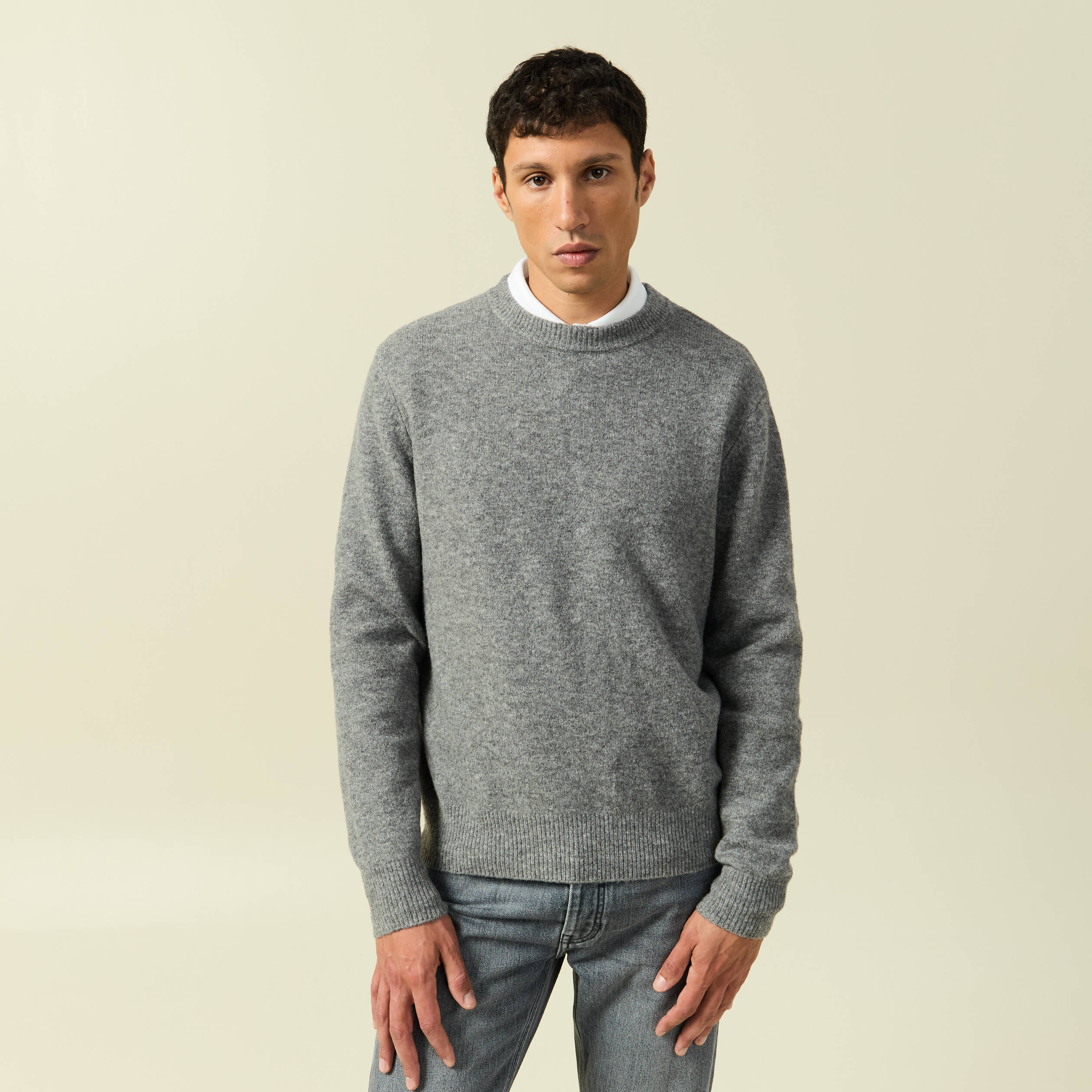 Pull à col rond homme en coton gris foncé avec logo au dos