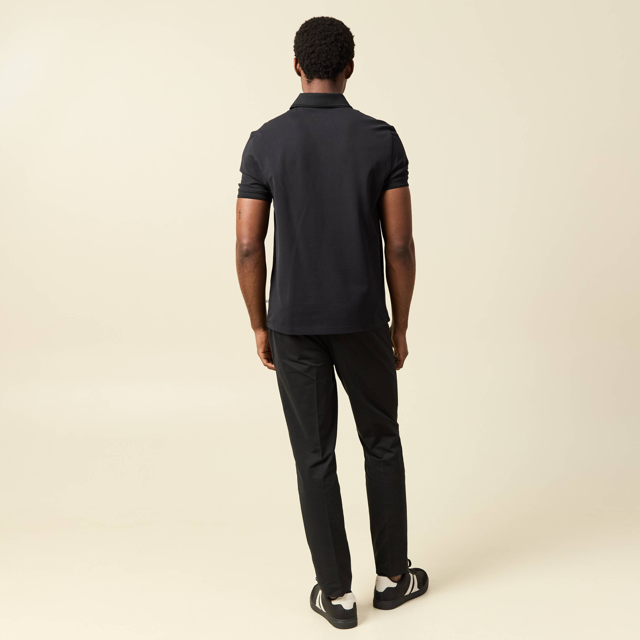 Polo cintr&eacute; manches courtes col polo noir homme