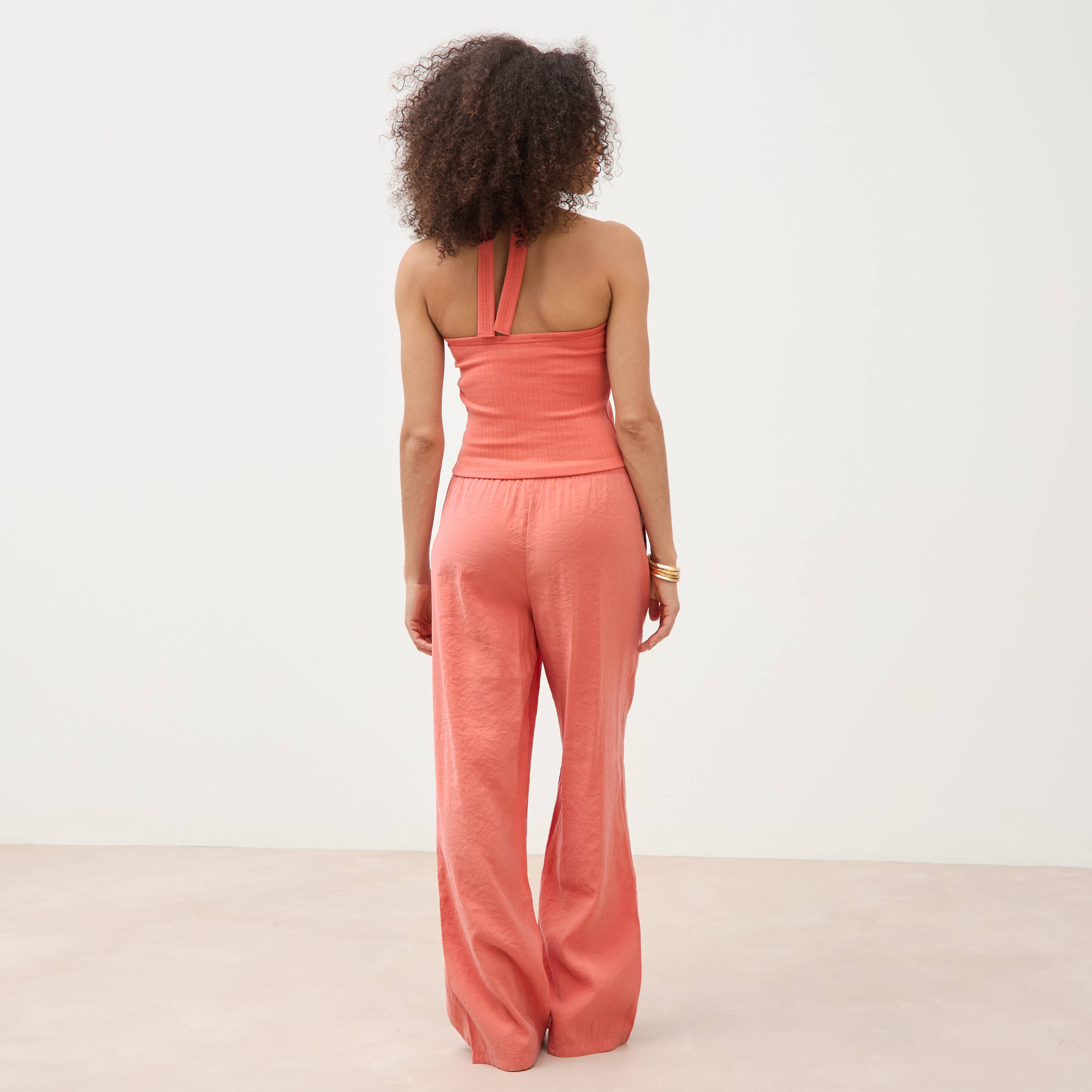 D&eacute;bardeur d&eacute;collet&eacute; brassi&egrave;re int&eacute;gr&eacute;e rouge fonc&eacute; femme
