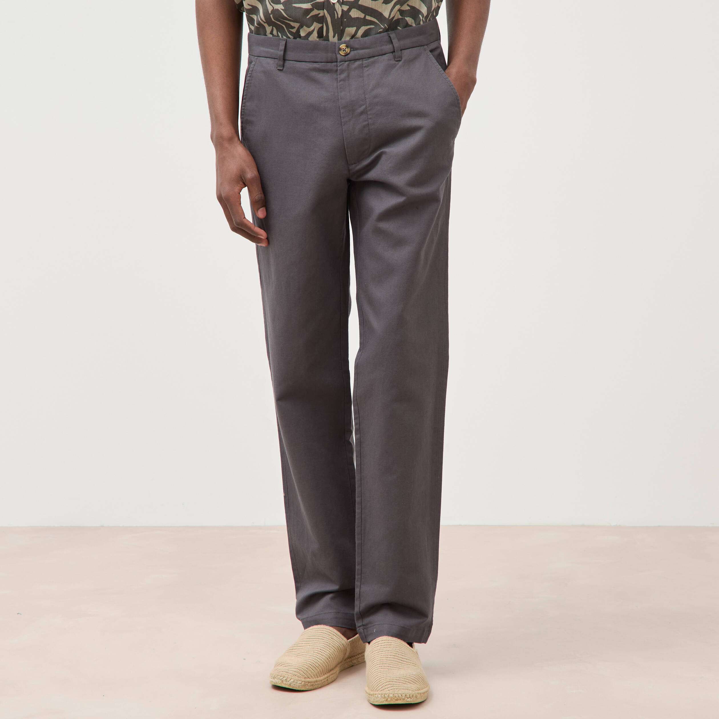 Pantalon chino gris fonc&eacute; homme