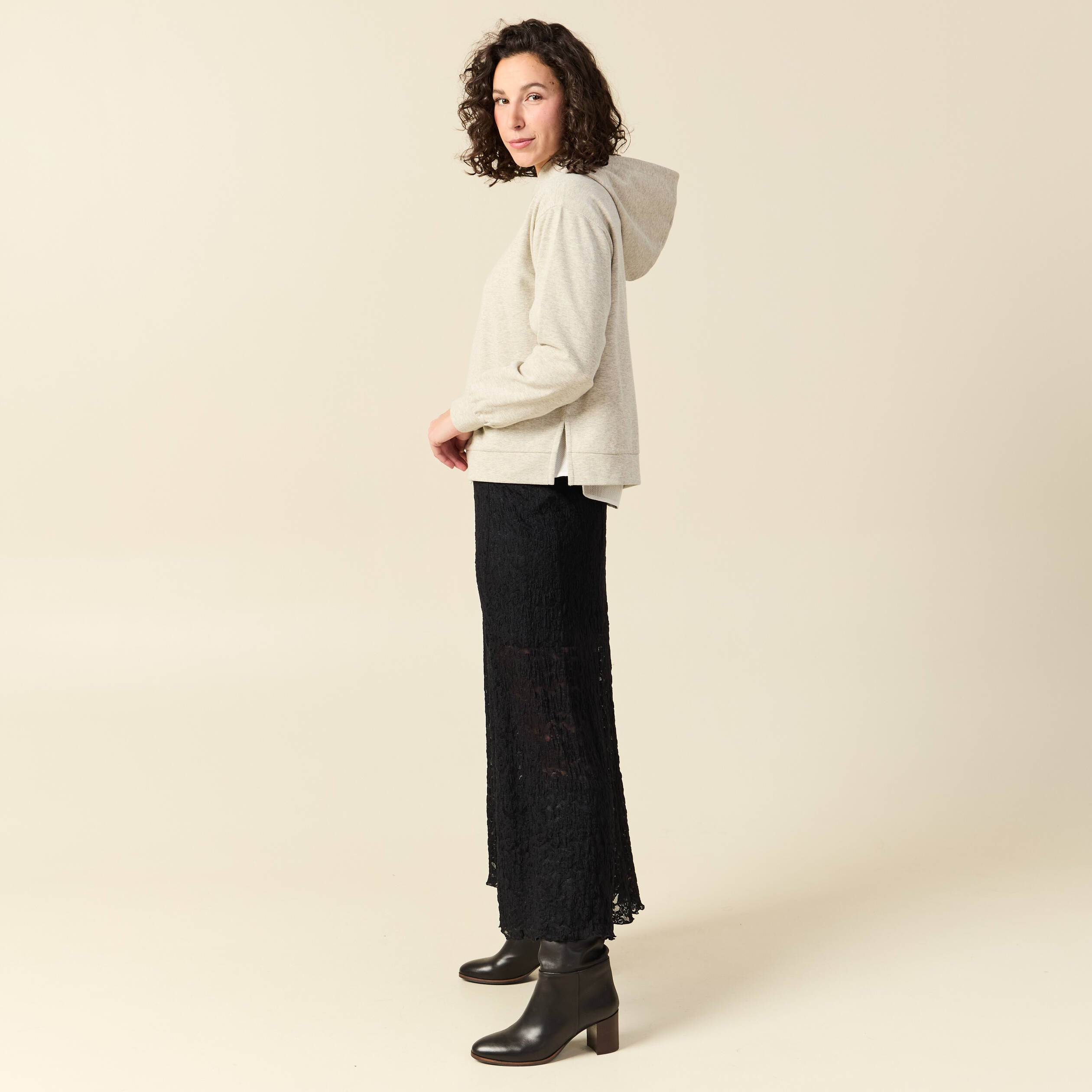Sweat &agrave; capuche manches longues brillant gris femme