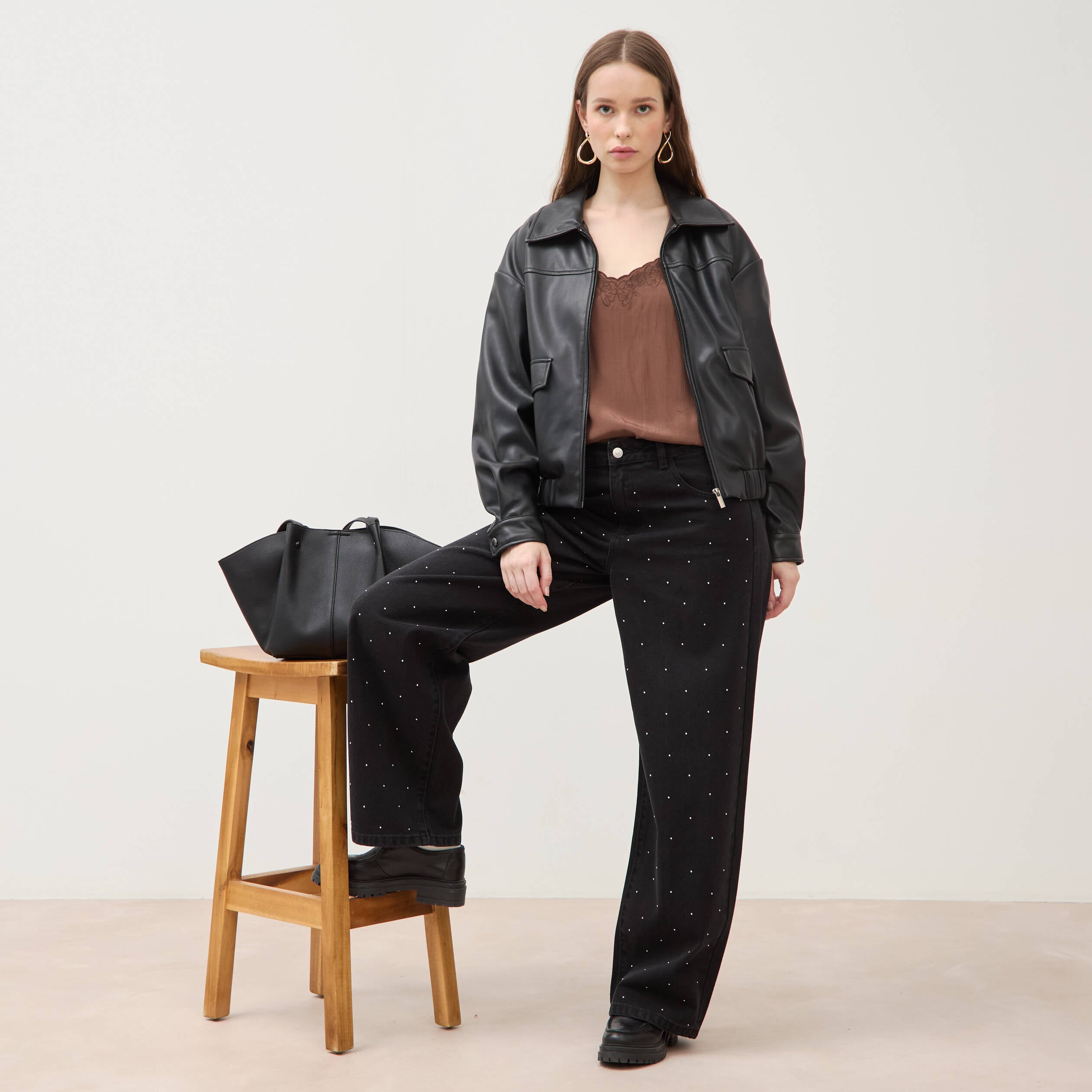 Jeans ample d&eacute;tails clout&eacute;s denim noir femme
