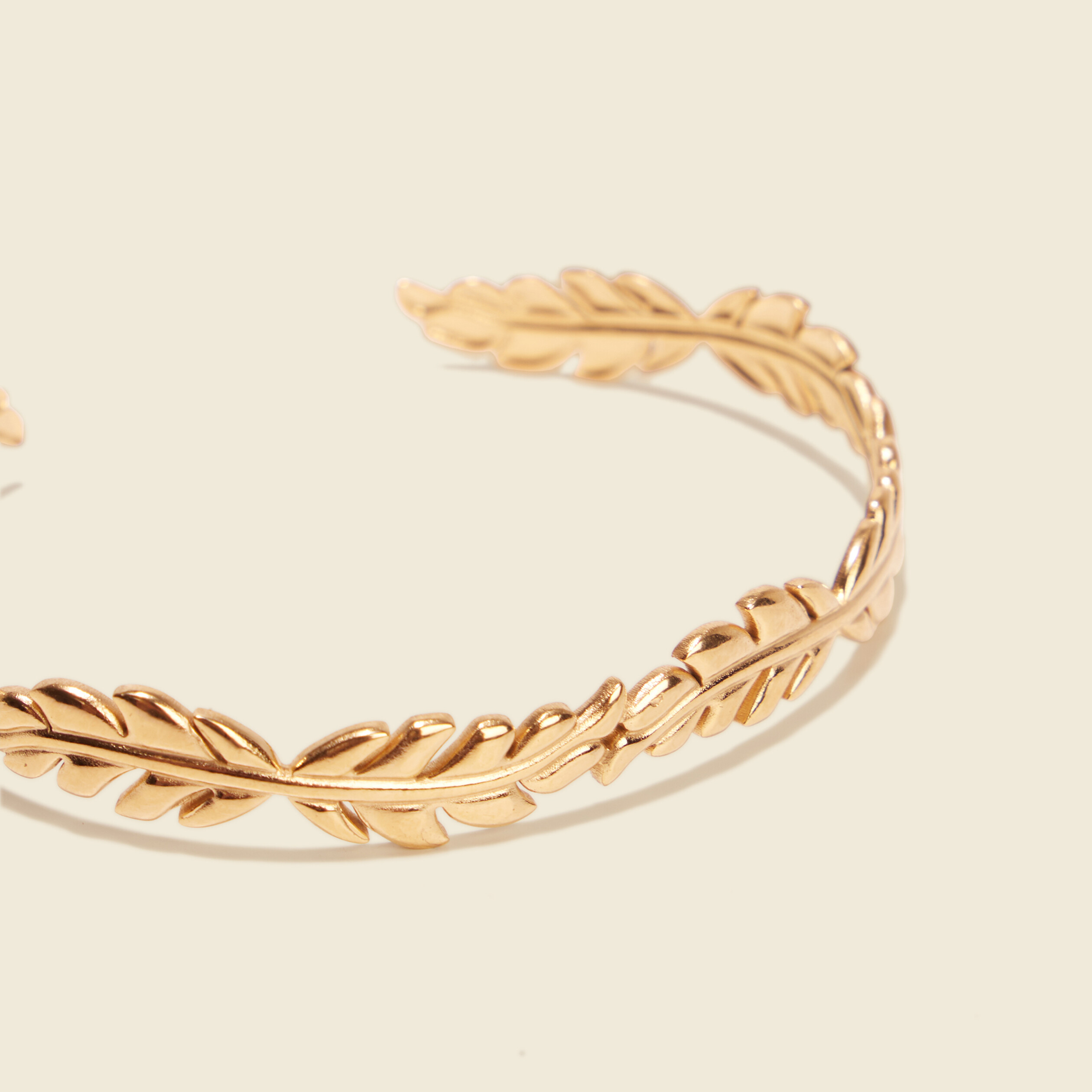 Bracelet jonc feuille en métal couleur or femme