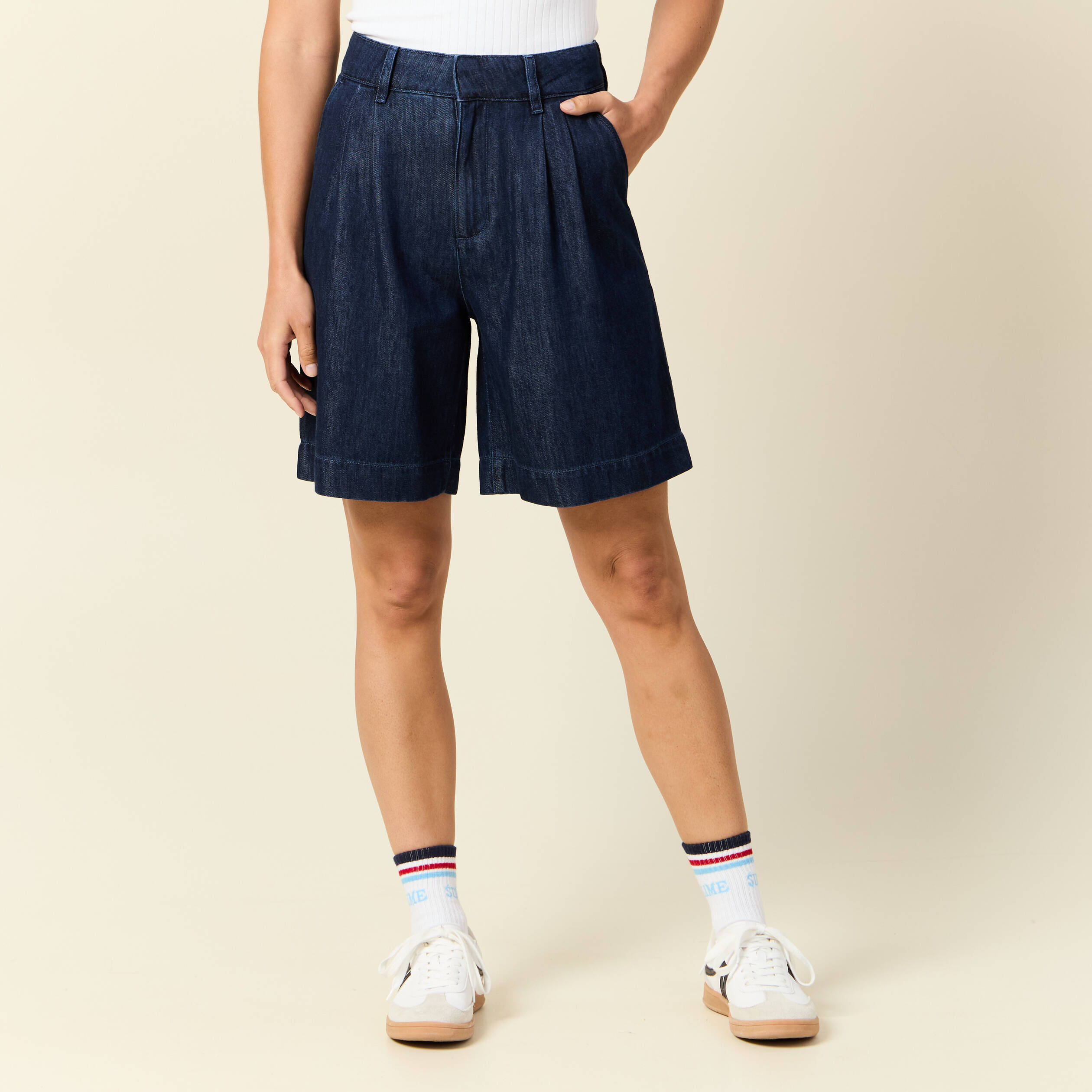 bermuda droit pinces en jean denim brut femme Bermuda droit pinces en jean denim brut femme