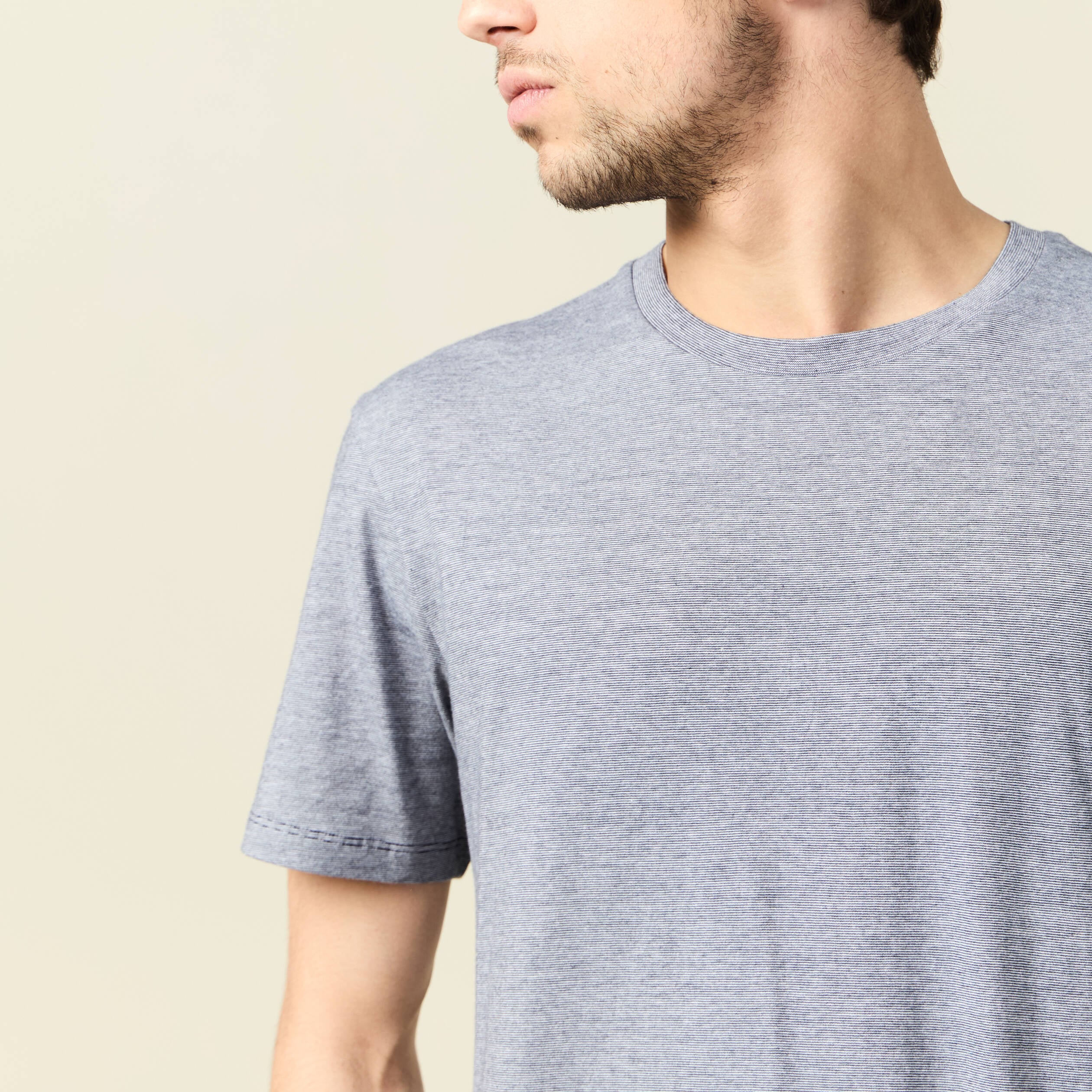 T-shirt cintr&eacute; col rond manches courtes bleu marine homme