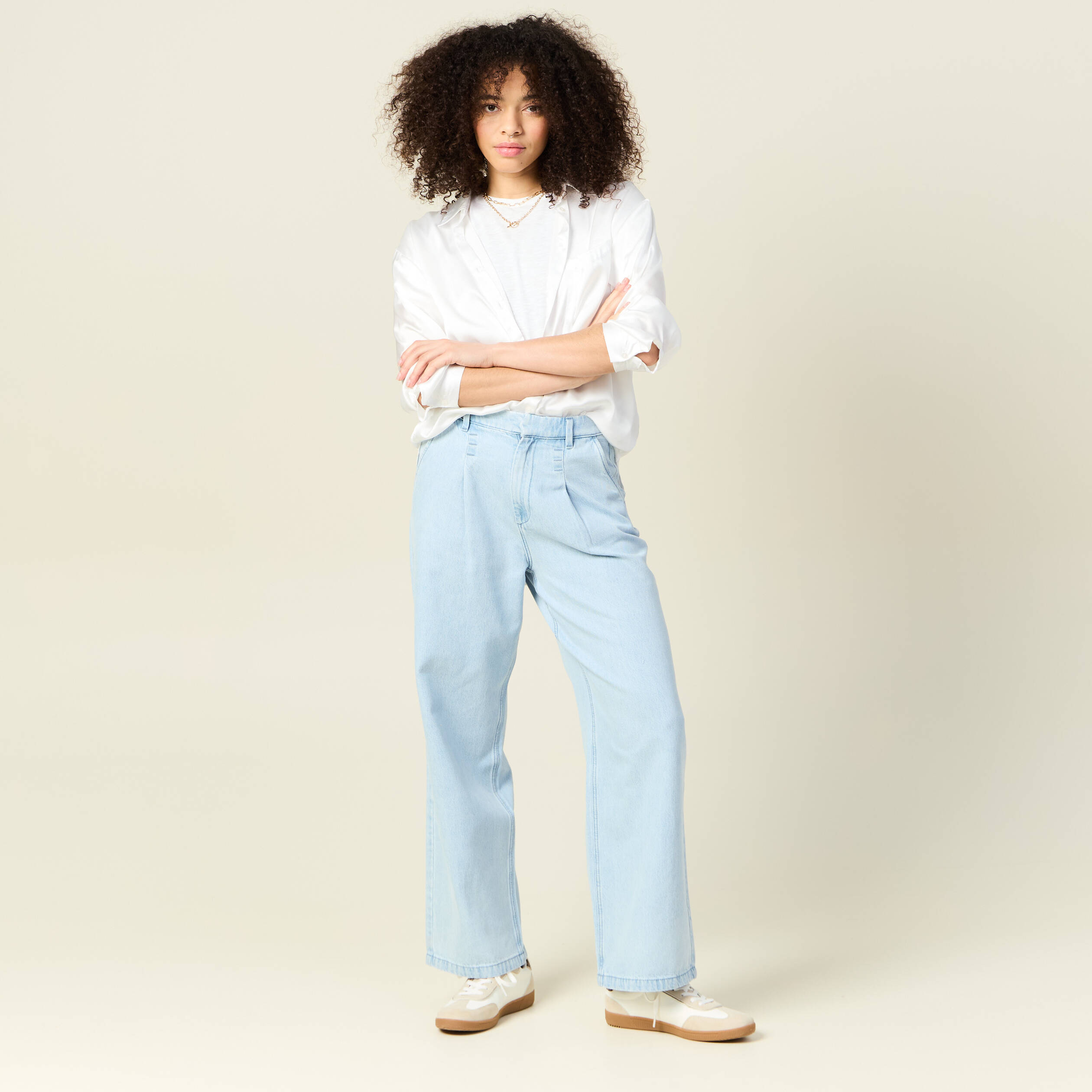 Jeans large &agrave; pinces denim bleach femme