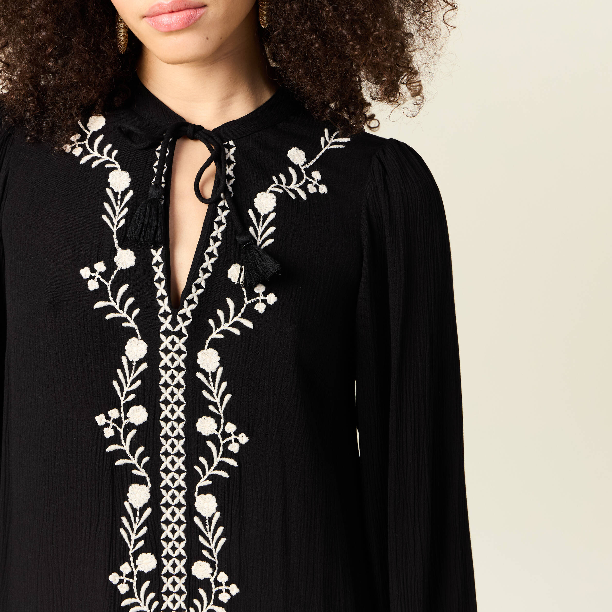 Robe &eacute;vas&eacute;e broderie noir femme