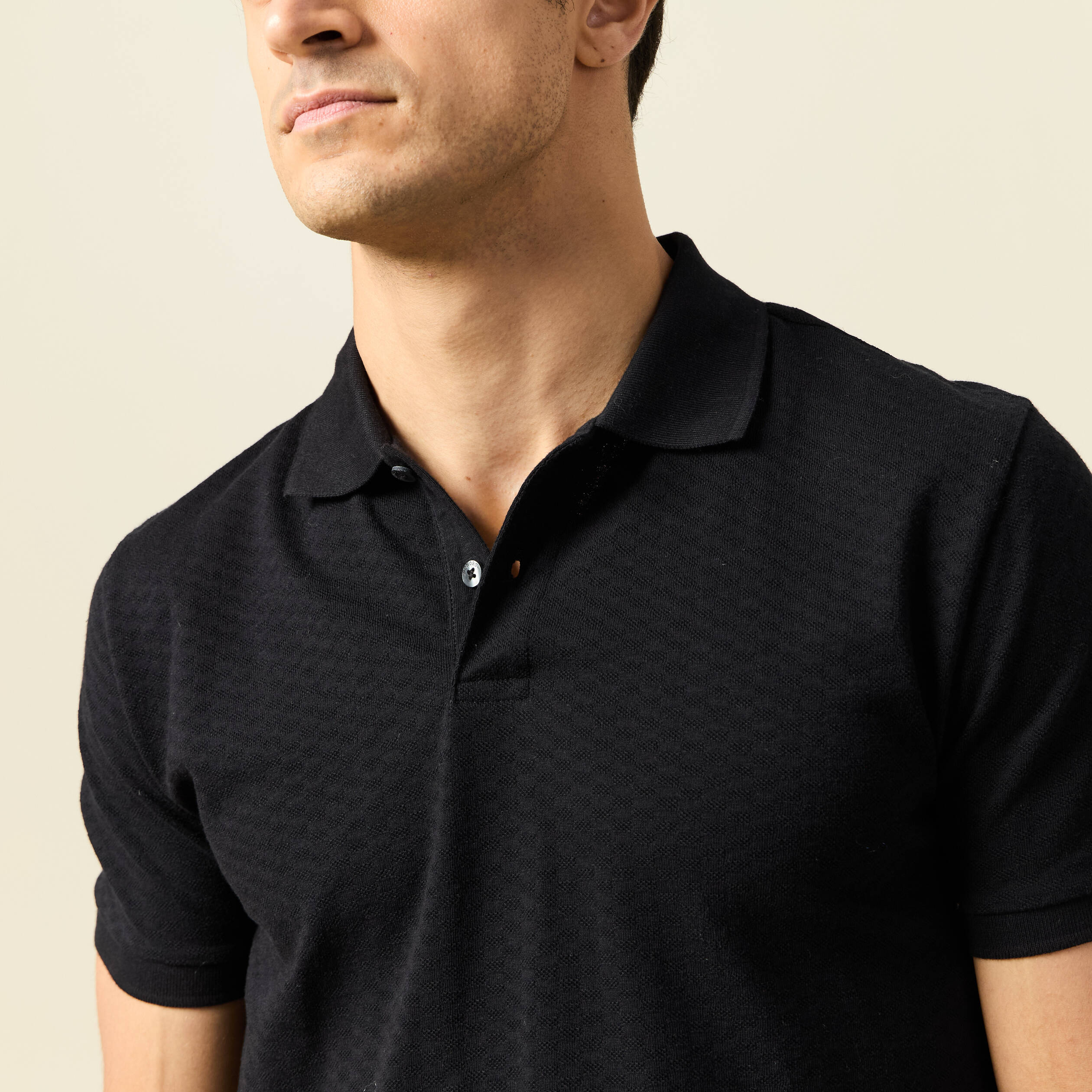 Polo cintr&eacute; en coton manches courtes noir homme
