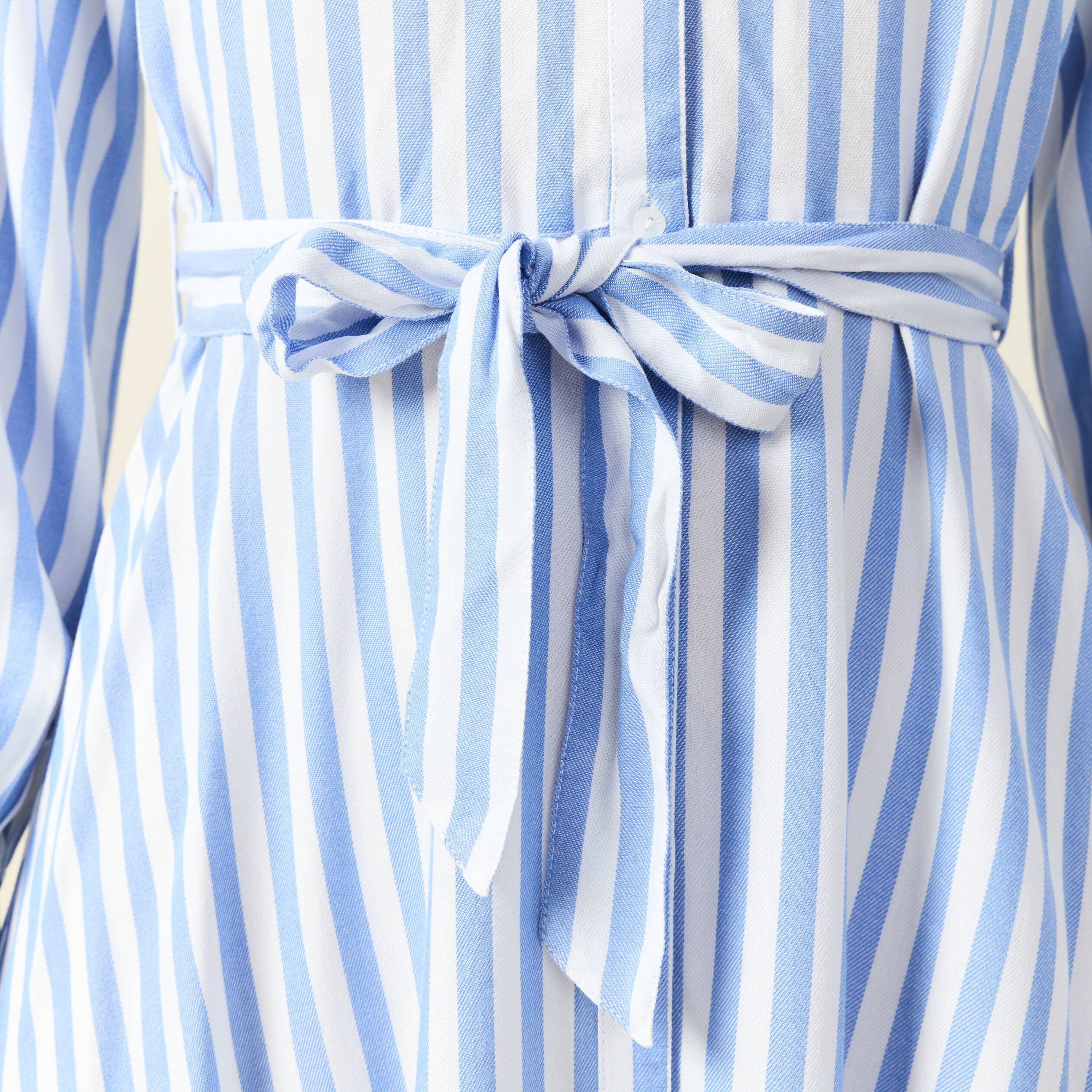 Robe longue &eacute;vas&eacute;e ceintur&eacute;e bleu ciel femme