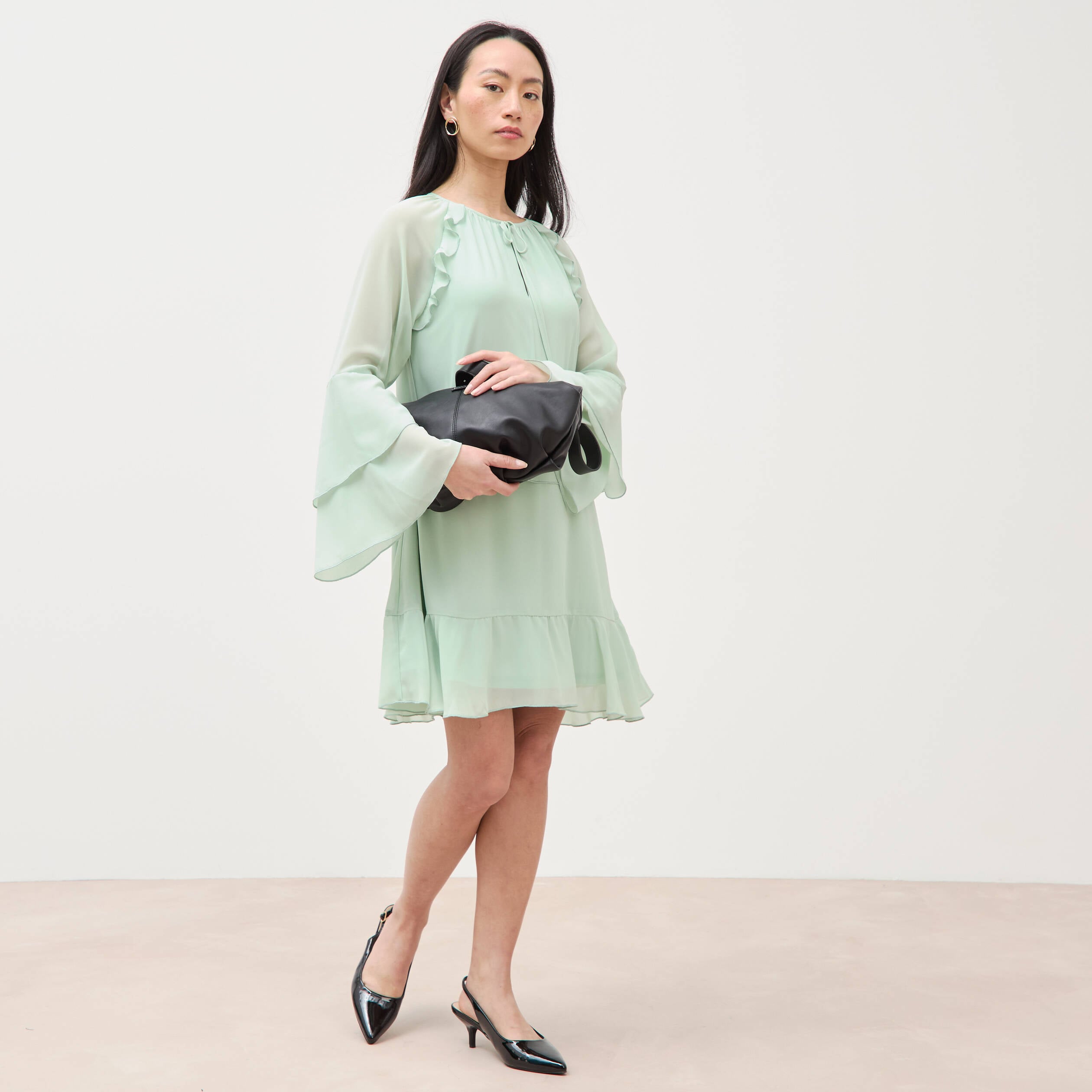 Robe courte &eacute;vas&eacute;e manches longues vert pastel femme