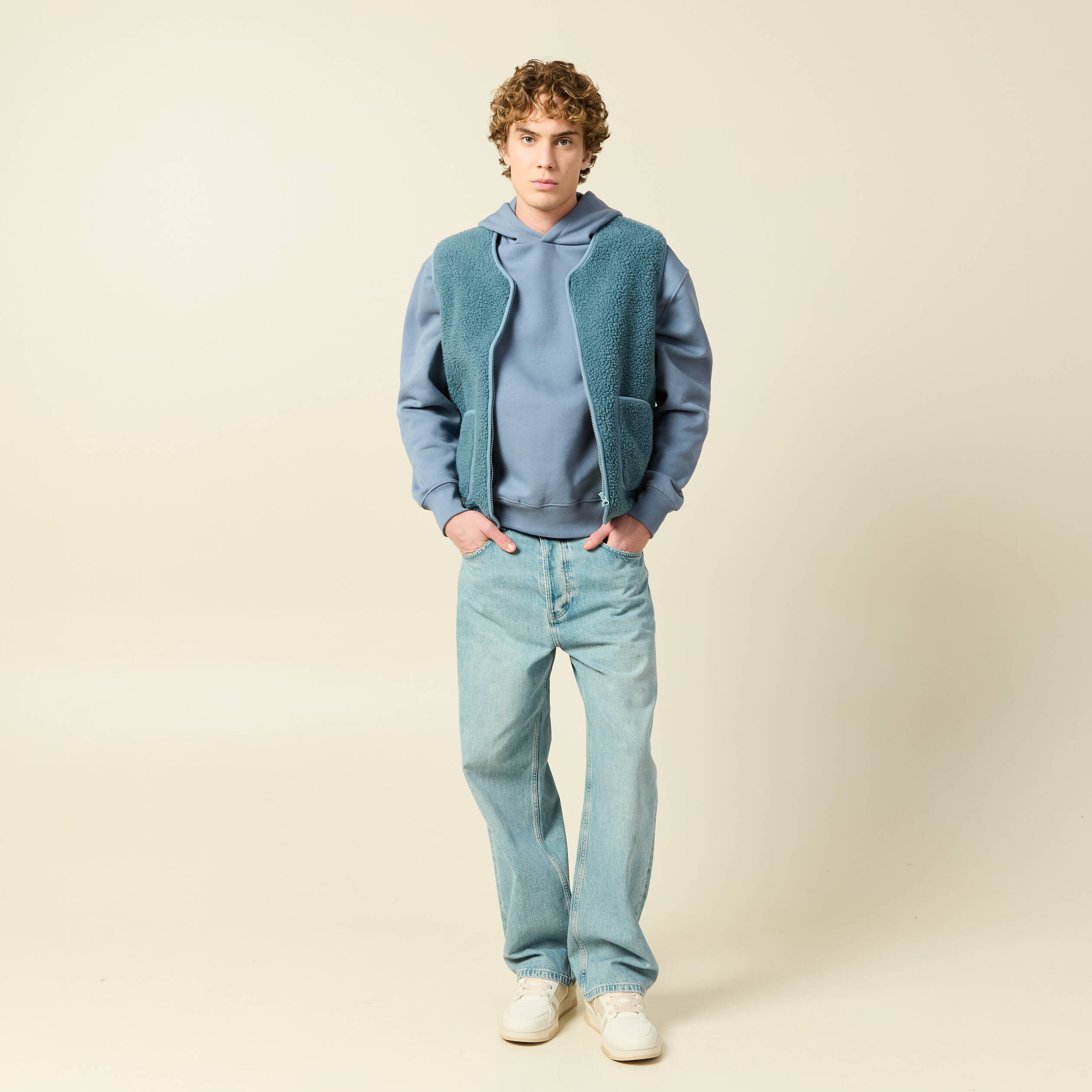 Sweat &agrave; capuche manches longues bleu gris homme