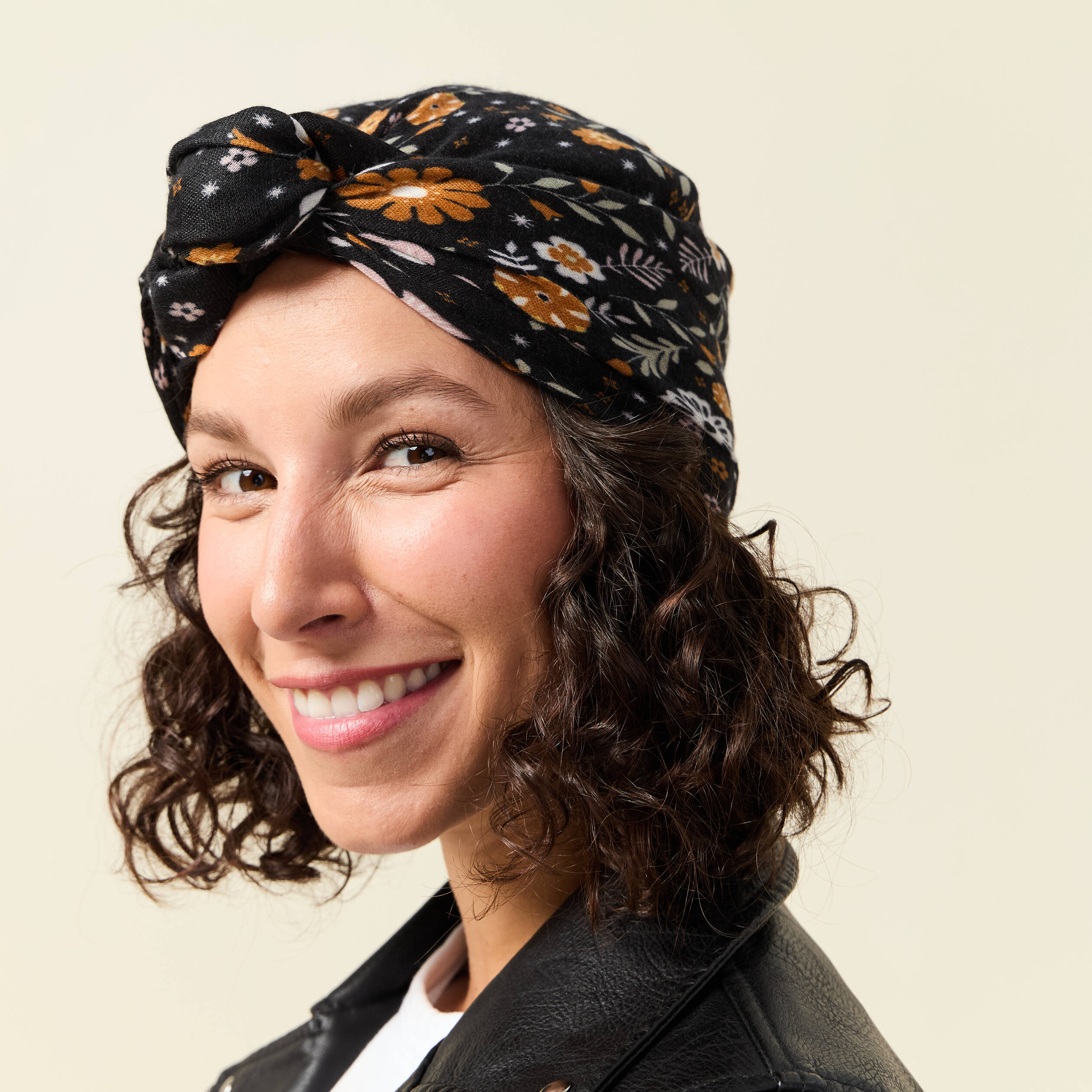 Foulard satin&eacute; carr&eacute; noir femme