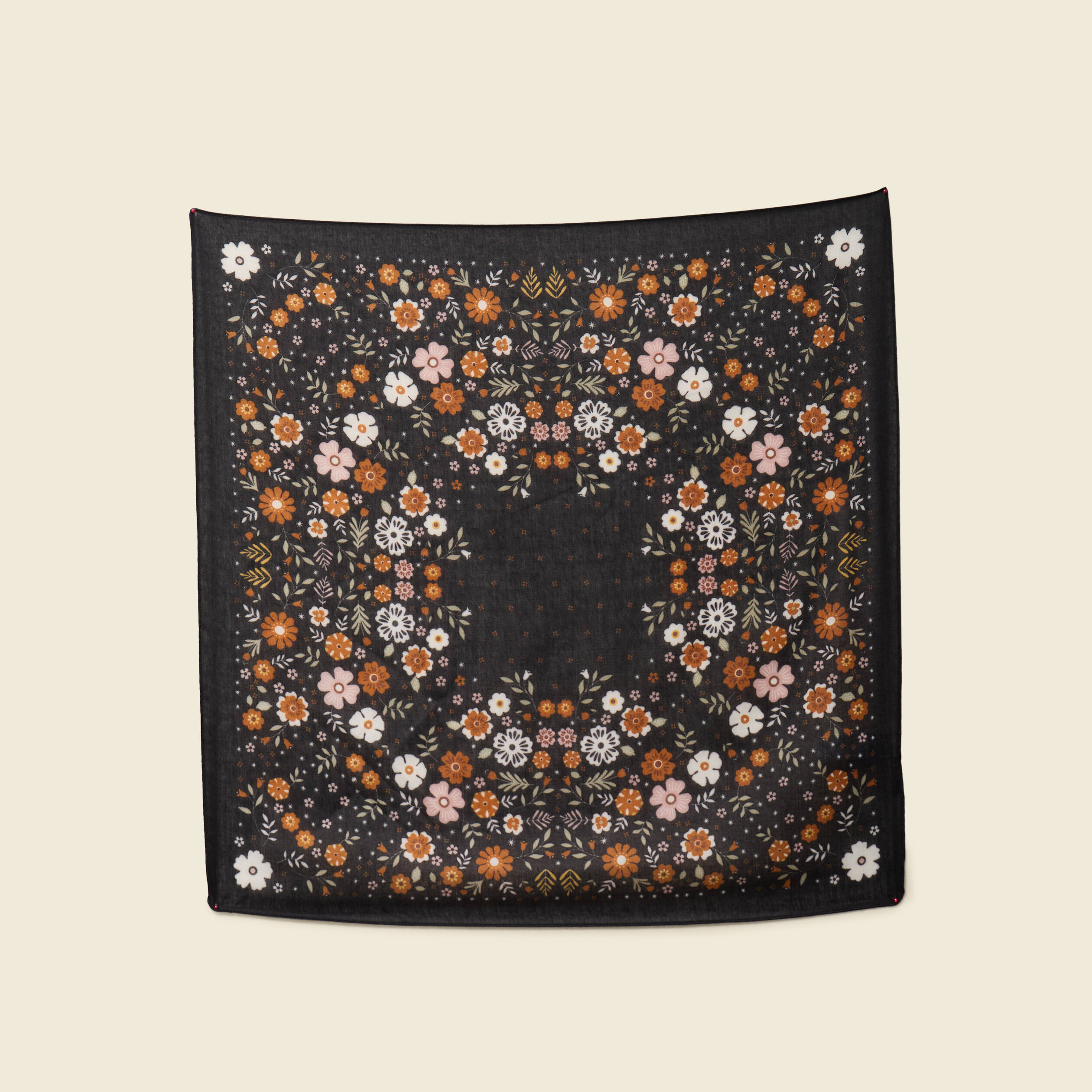 Foulard satin&eacute; carr&eacute; noir femme