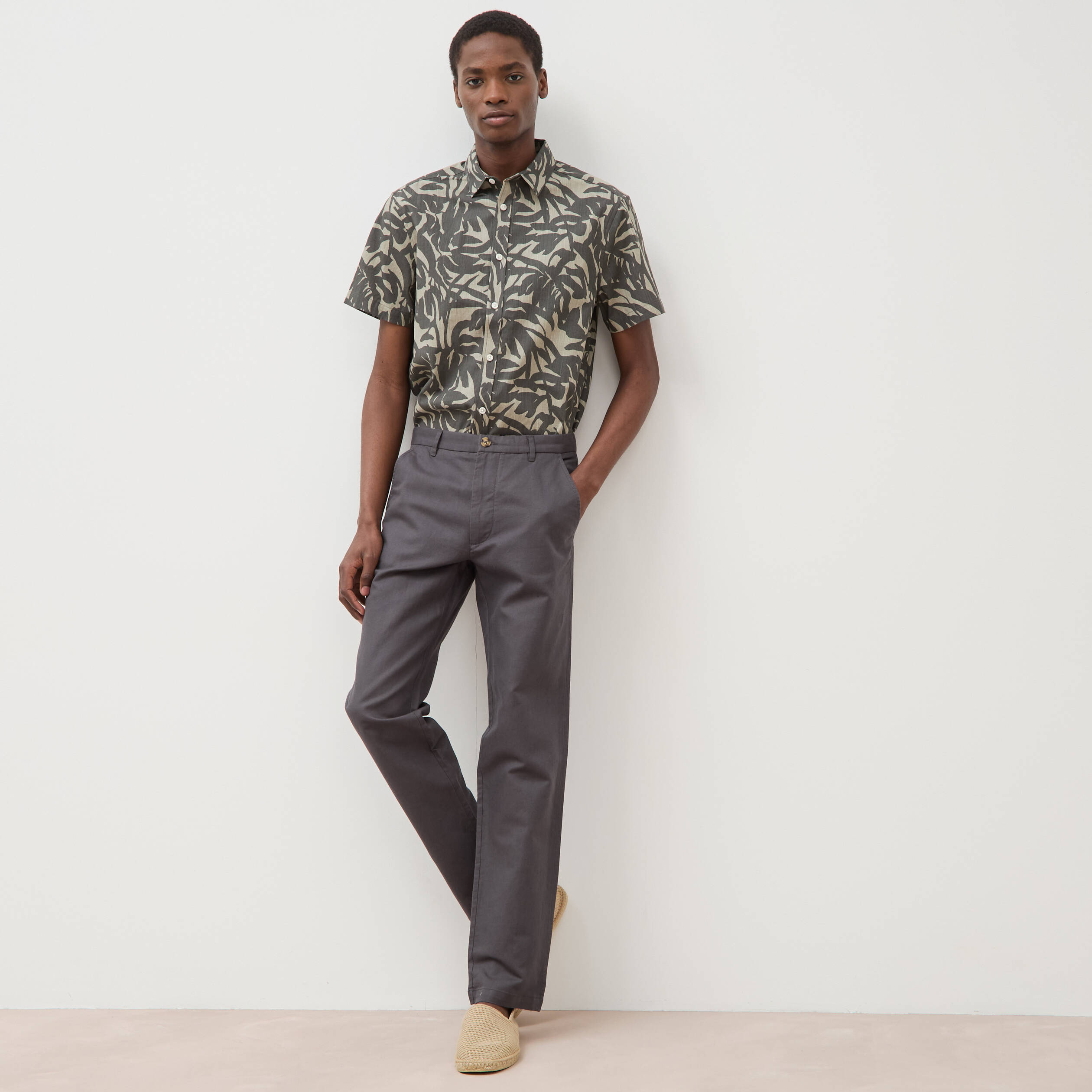Pantalon chino gris fonc&eacute; homme