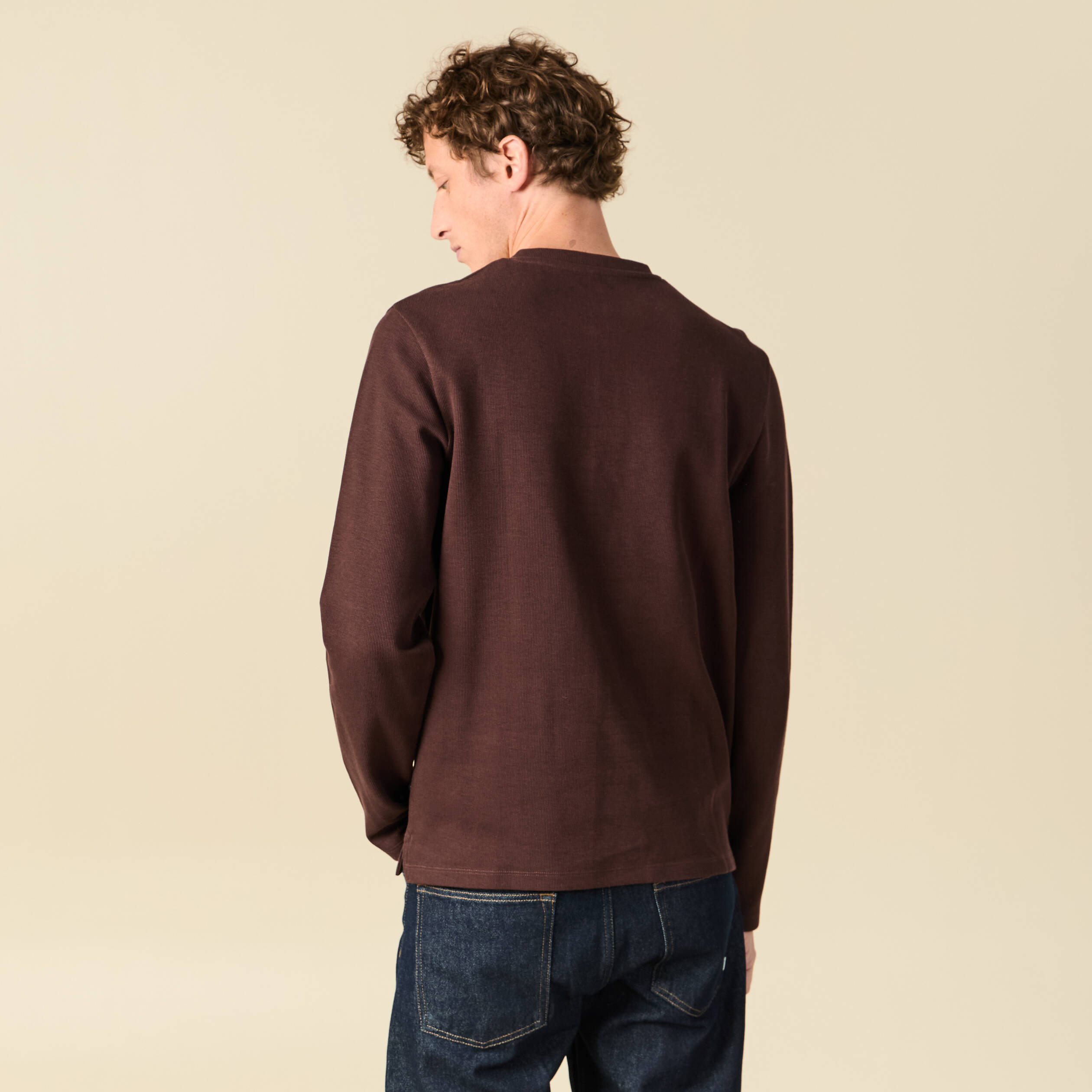 T-shirt cintr&eacute; en coton manches longues marron fonc&eacute; homme